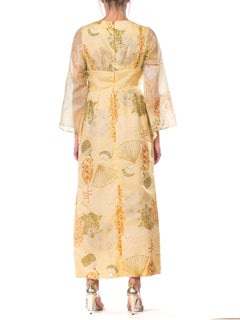 1970er Jahre ALFRED SHAHEEN Gelbes asiatisches Hawaii-Kleid mit Fächerdruck