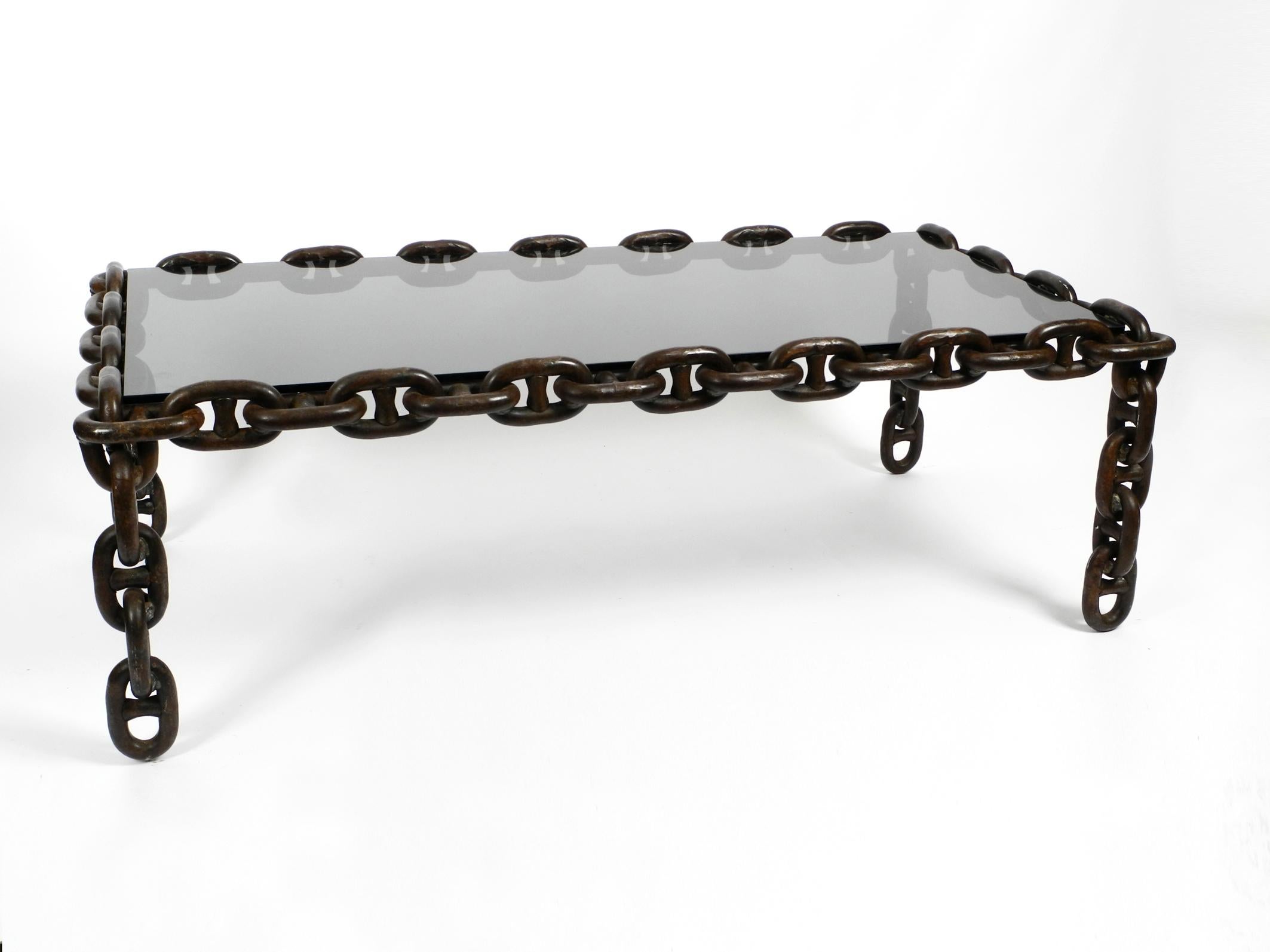 Table basse XL des années 1970, fabriquée à partir d'une chaîne de fer nautique et d'une épaisse plaque de verre fumé Bon état - En vente à München, DE