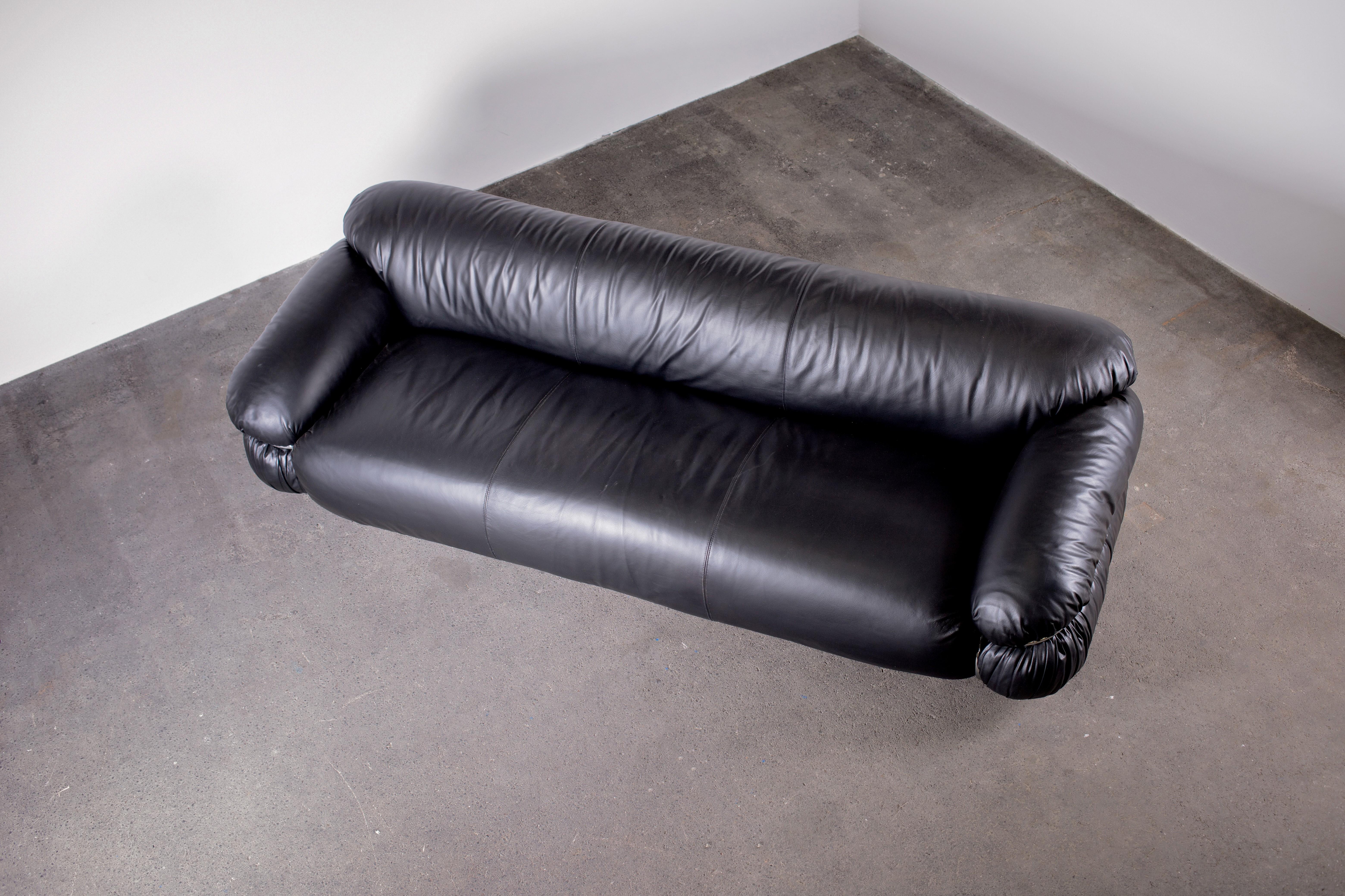 Bold, voluptuous and curvy. The original iconic 3-seater Sesann sofa by Gianfranco Frattini for Cassina. A worthy (and often favored) peer of the Soriana sofa by Afra & Tobia Scarpa.

Soft black leather envelopes an extremely plush filling. All