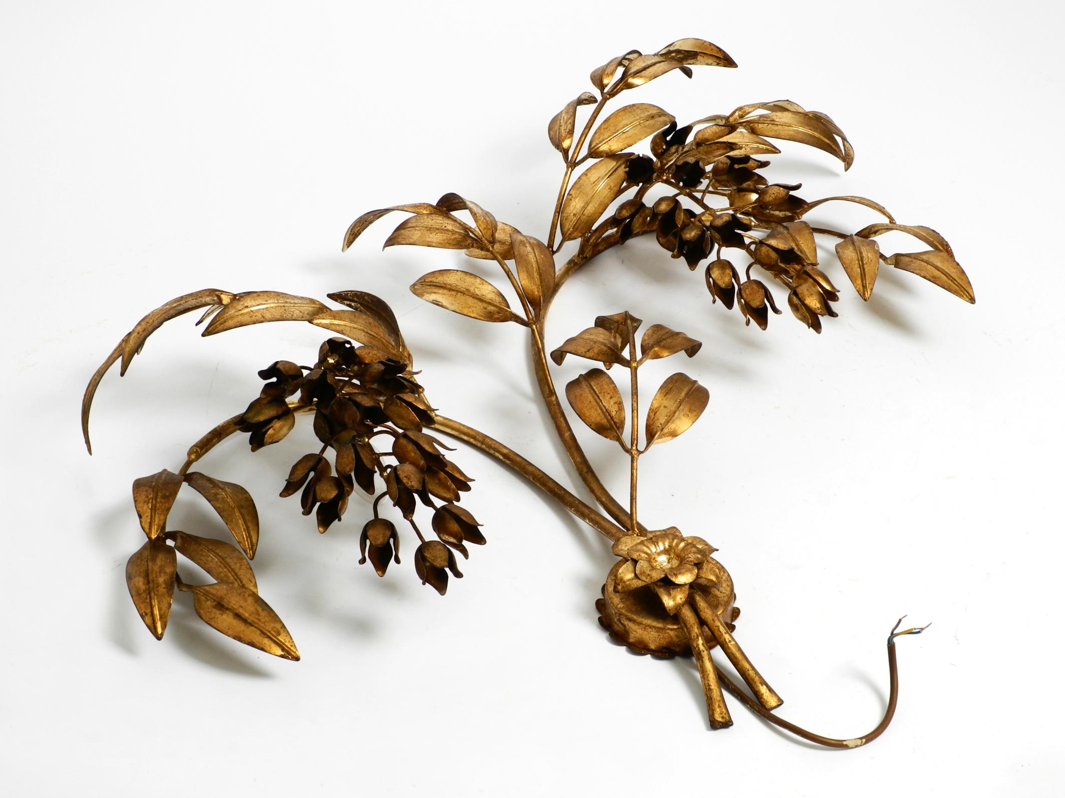 Large beautiful 1970s gold plated floral wall lamp.
Design by Hans Kögl, model Wisteria. Very old production. Bought from first owner.
Beautiful design with lots of details.
Many large leaves with curved stems. Very high quality workmanship.
Entire