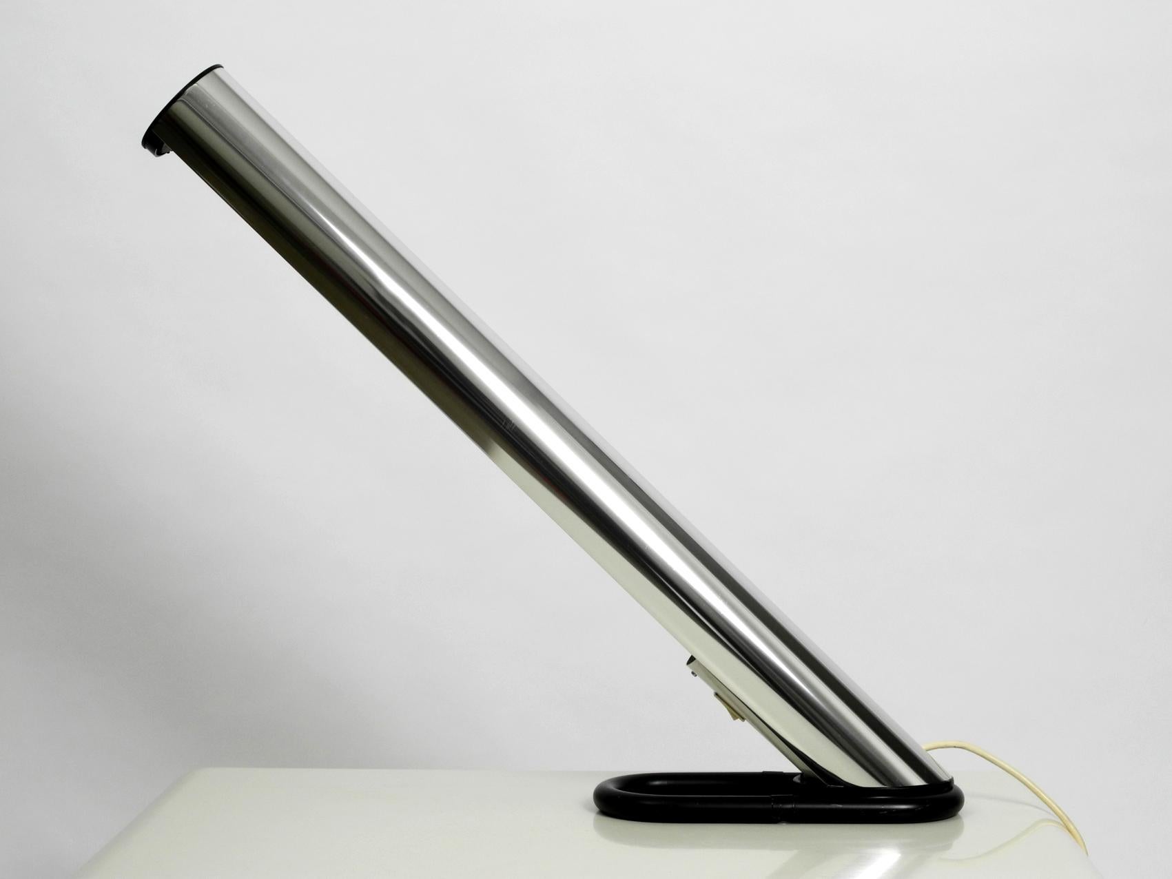 Très rare lampe de table XXL Rocket des années 1970 par Göran Pehrson pour Ateljé Lyktan Ahus. Fabriqué en Suède, design futuriste et minimaliste de l'ère spatiale des années 1970. L'abat-jour est en aluminium chromé. Le pied est fait de fer lourd.
