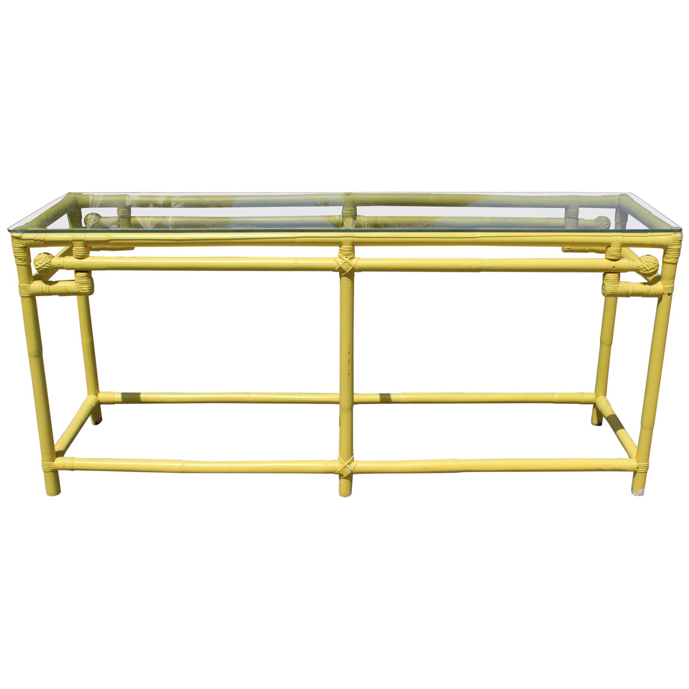 Table console en bambou jaune des années 1970 avec plateau en verre