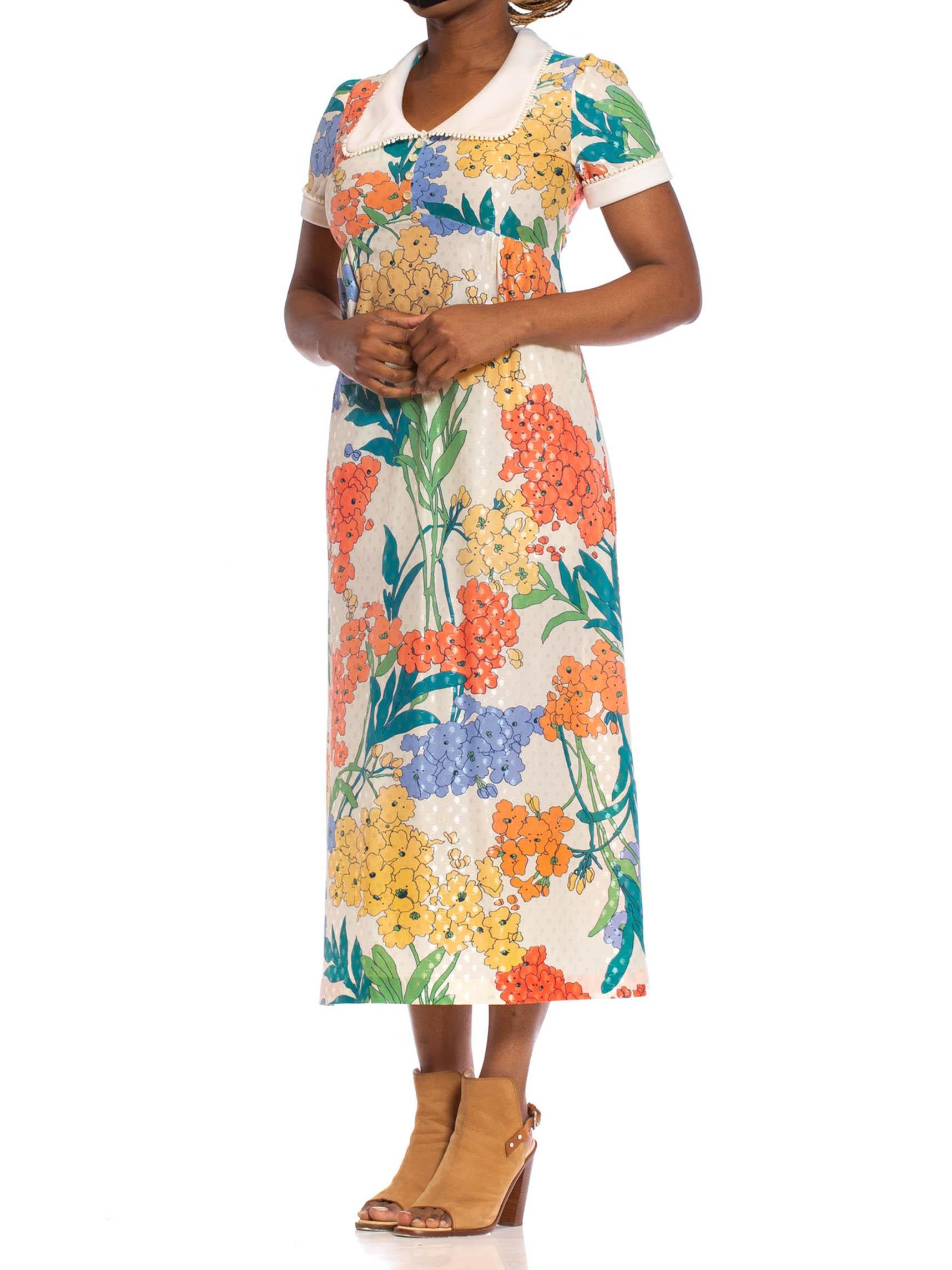 Robe Empire à fleurs en jersey de polyester jaune et bleu sur blanc avec sacoche, années 1970 en vente 4