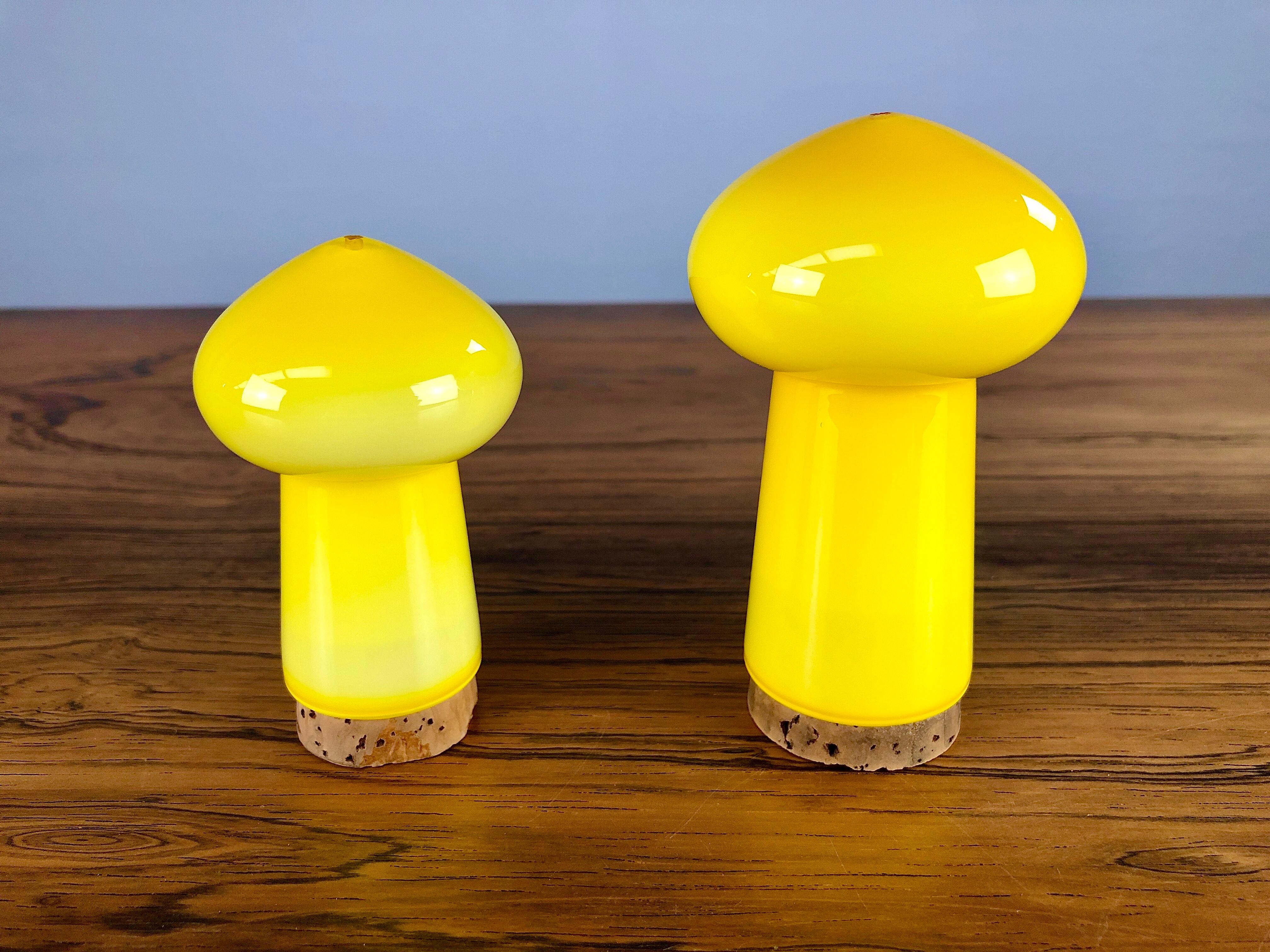 Ensemble de salières et poivrières danoises jaunes en verre, conçues par Michael Bang et produites par Holmegaard dans les années 1970.

L'ensemble en forme de champignon soufflé à la main en verre opale soufflé à la main avec ses couleurs des