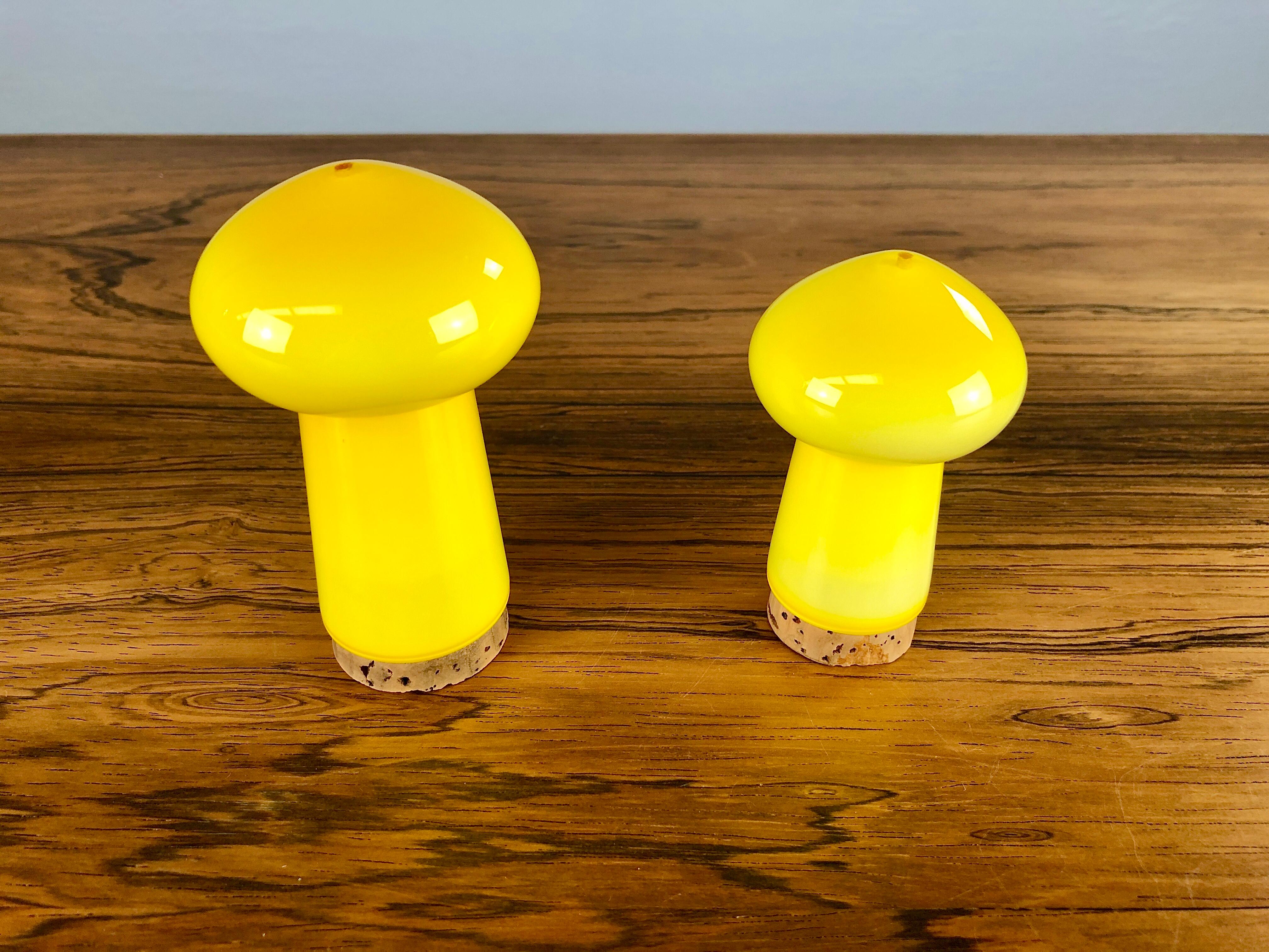 Scandinavo moderno Set di sale e pepe danese giallo degli anni '70  in vetro di Michael Bang per Holmegaard in vendita