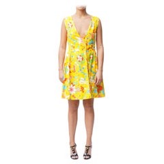 Vestito a portafoglio con stampa floreale giallo degli anni '70
