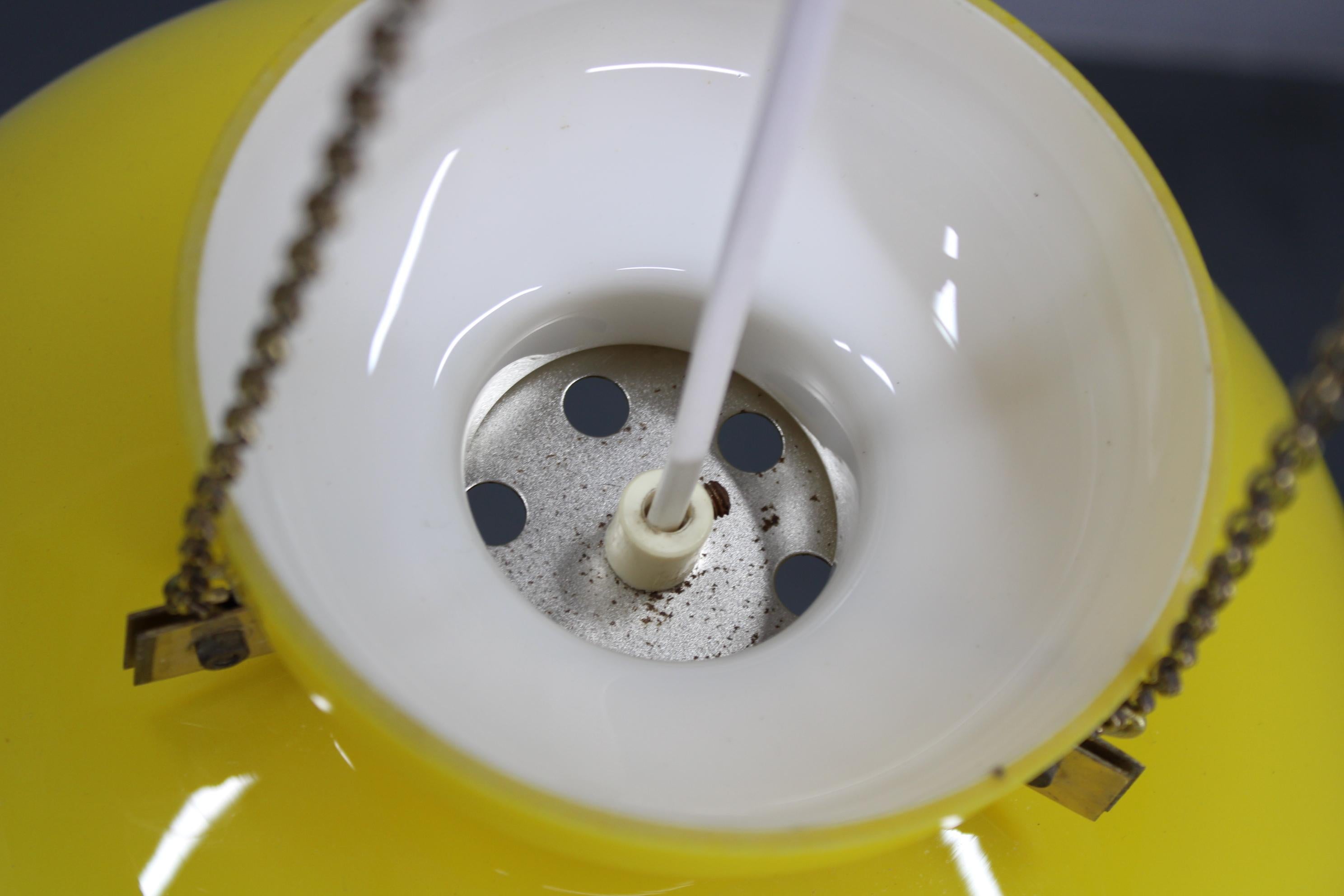 Lampada a sospensione in vetro giallo degli anni '70, Cecoslovacchia in vendita 4
