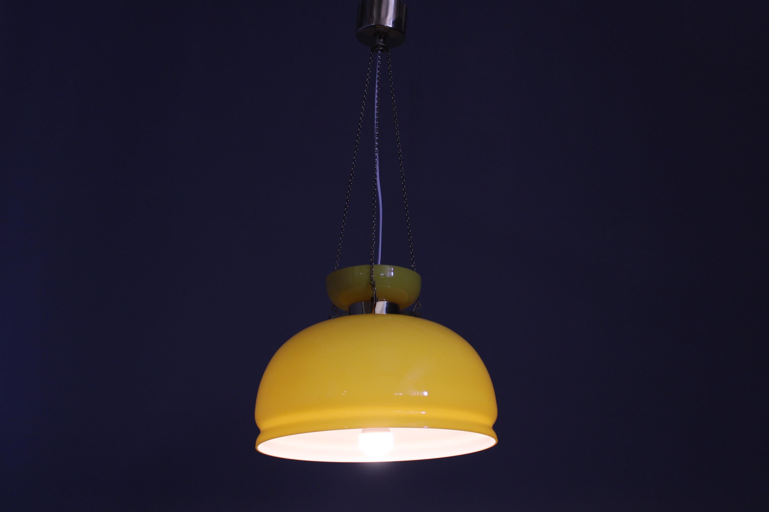 Lampada a sospensione in vetro giallo degli anni '70, Cecoslovacchia in vendita 5