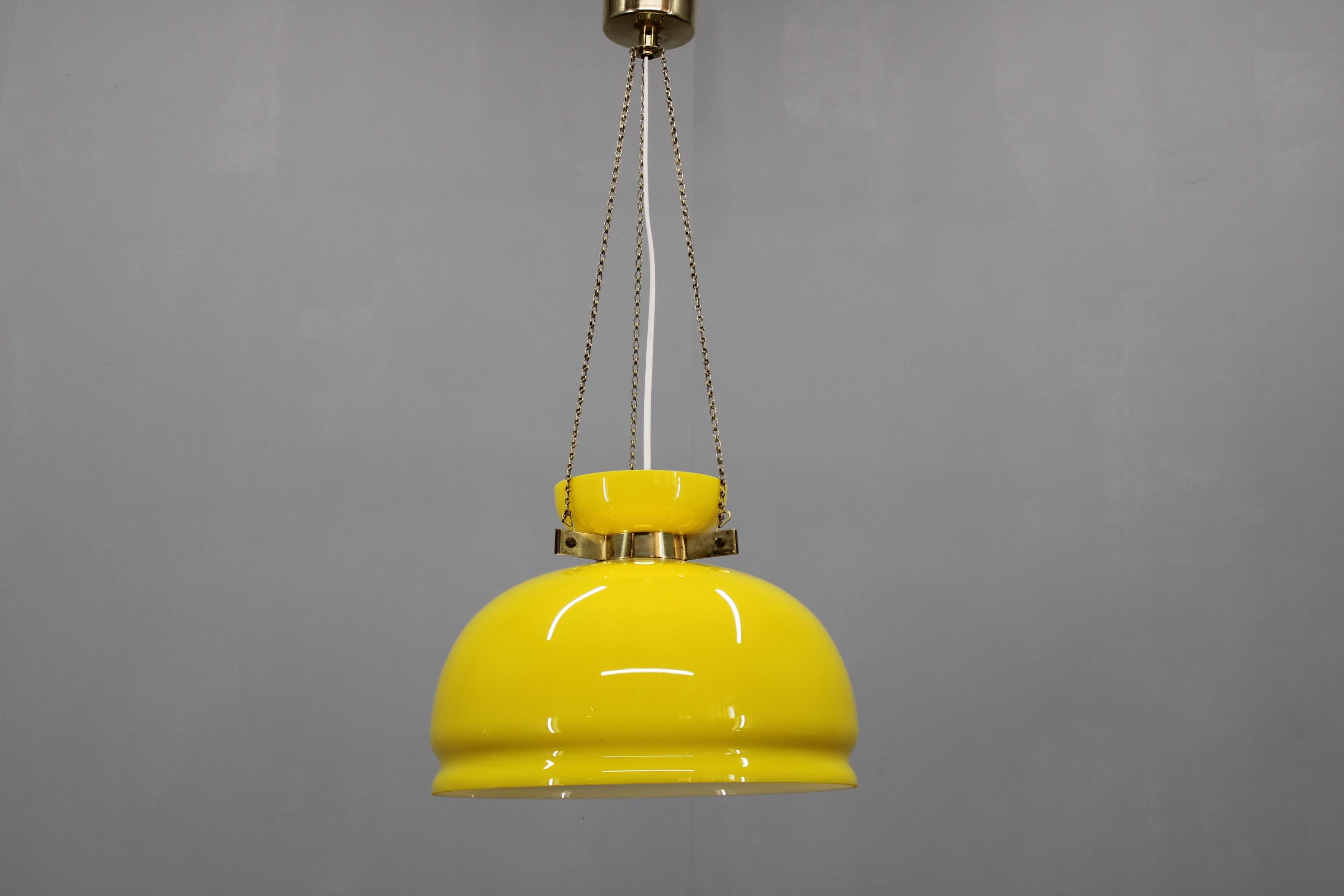 Mid-Century moderno Lampada a sospensione in vetro giallo degli anni '70, Cecoslovacchia in vendita