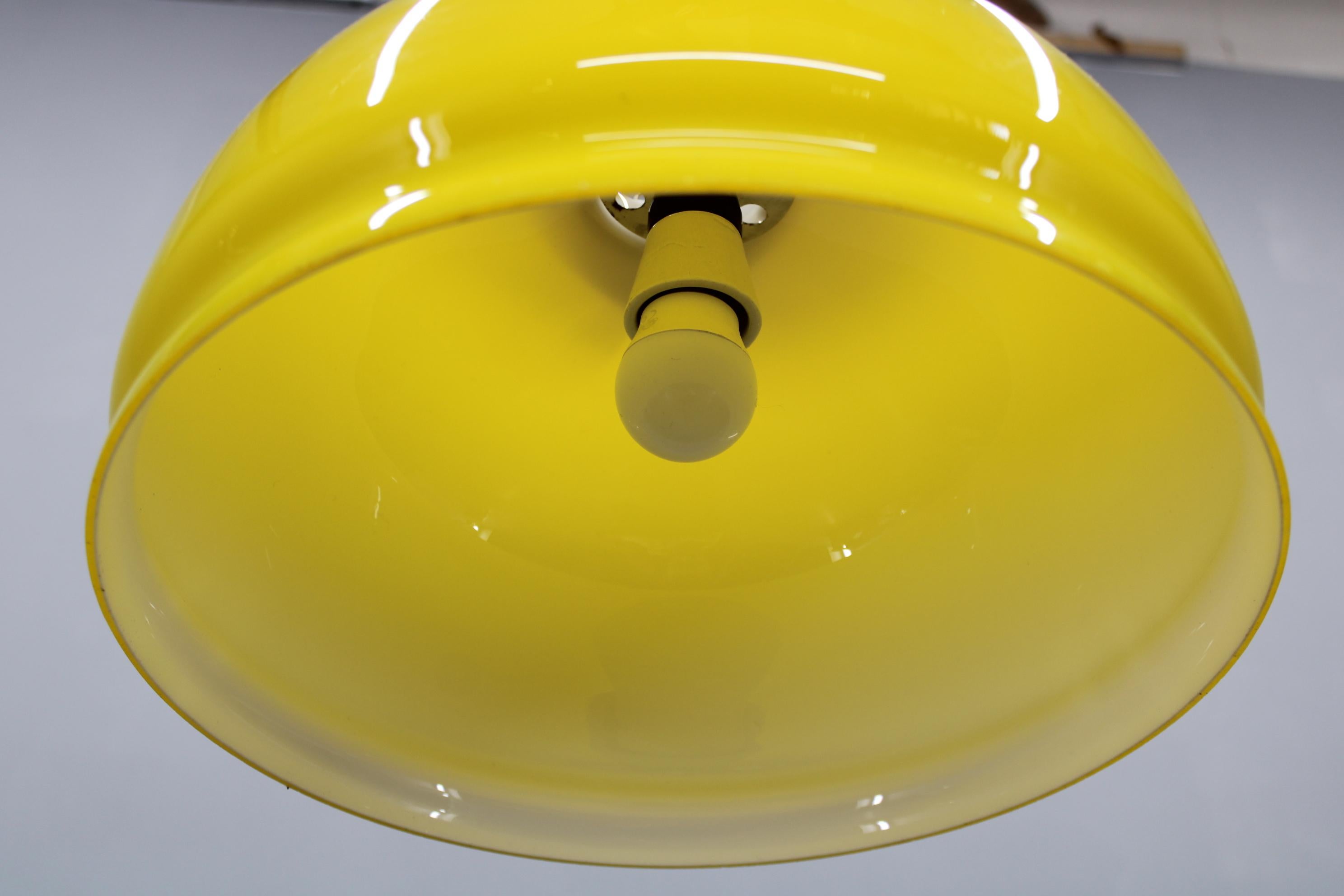 Fine XX secolo Lampada a sospensione in vetro giallo degli anni '70, Cecoslovacchia in vendita