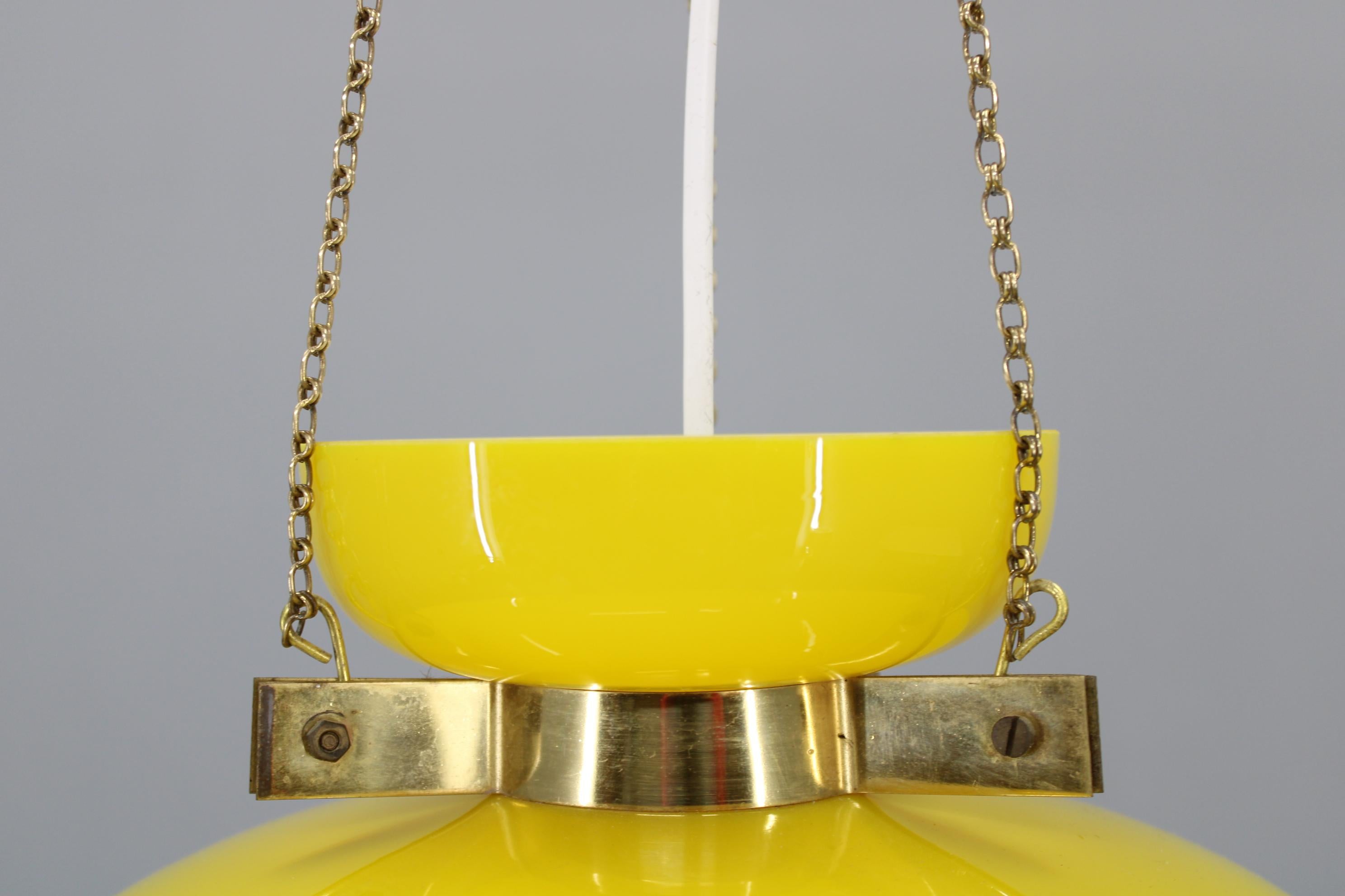 Vetro Lampada a sospensione in vetro giallo degli anni '70, Cecoslovacchia in vendita