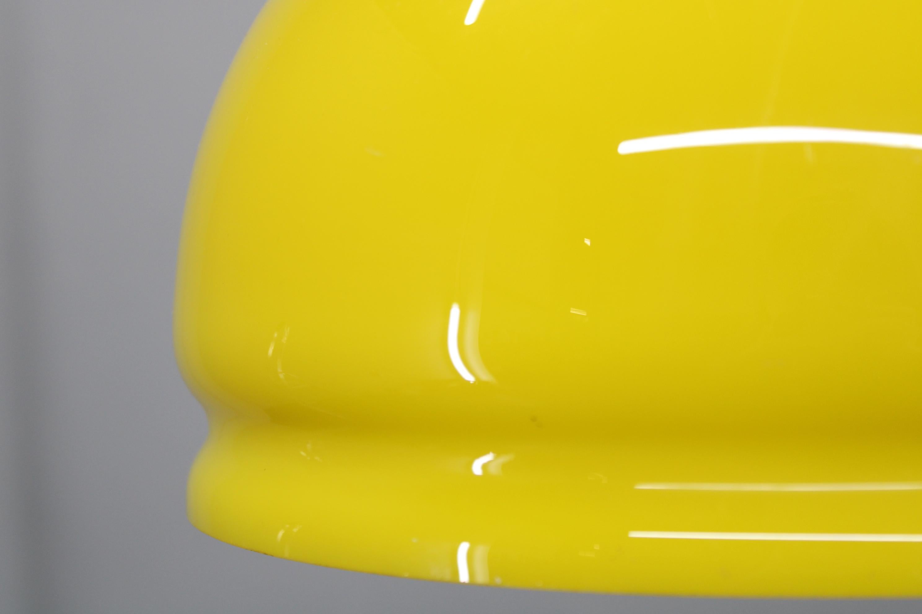 Lampada a sospensione in vetro giallo degli anni '70, Cecoslovacchia in vendita 1