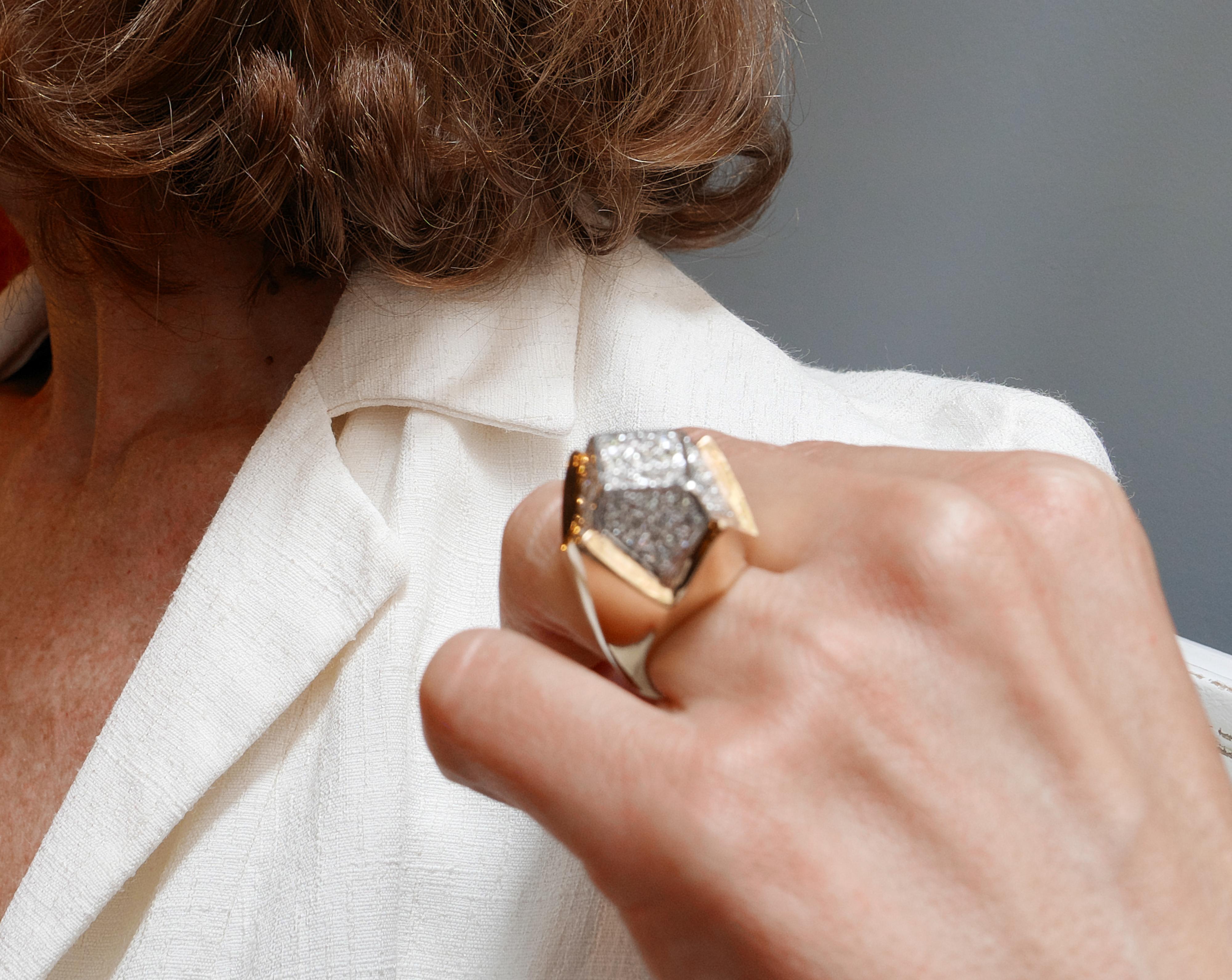 Geometrischer Ring aus Gelbgold und Diamant aus den 1970er Jahren im Angebot 2