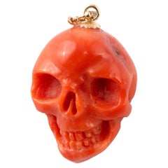 1970s Yellow Gold Coral Skull Pendant Necklace in Excellent Condition