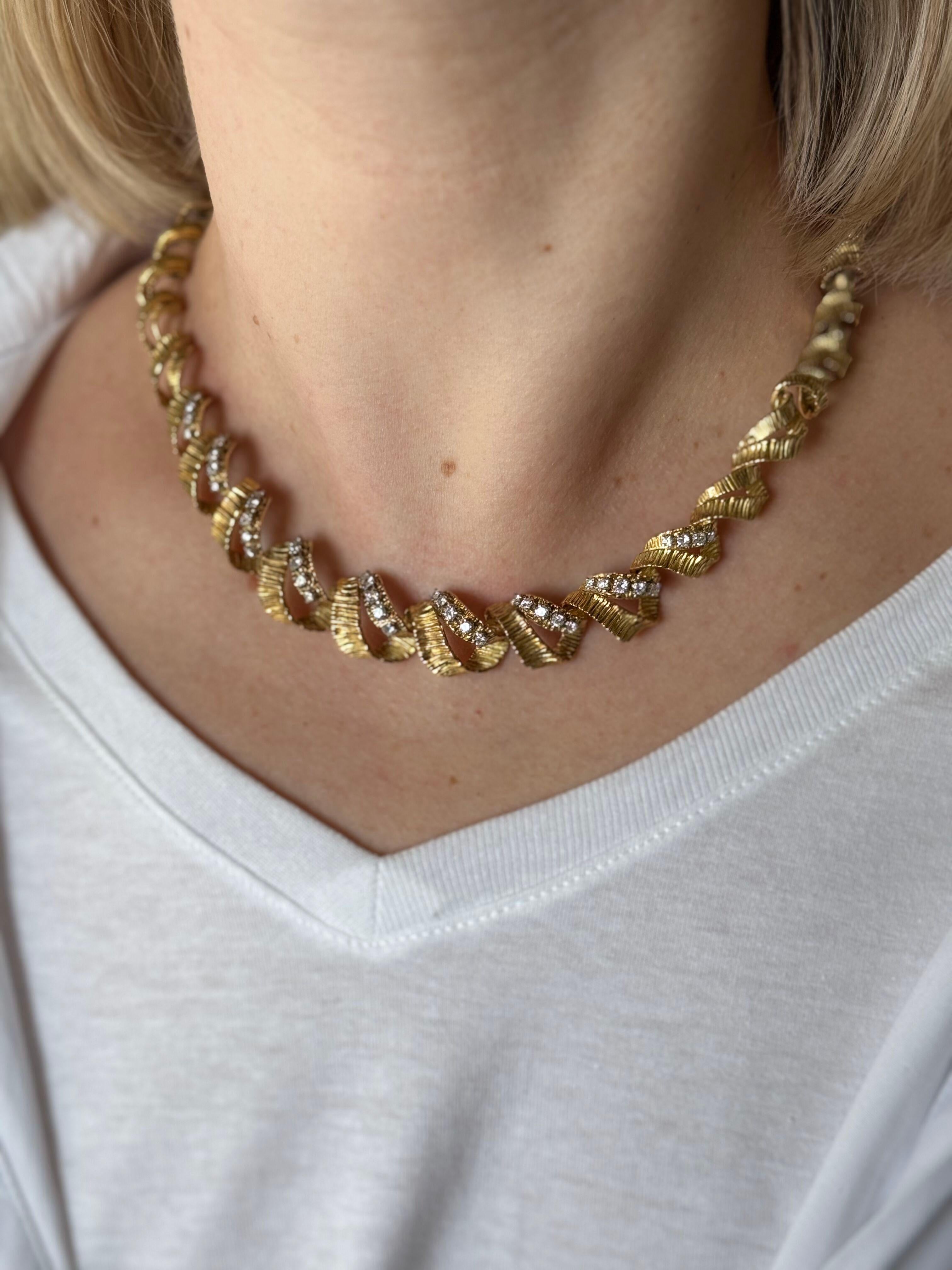 Vintage, circa 1970 Collier à motif torsadé en or jaune 18k, avec environ 2.50ctw H/VS-Si1 diamants. Le collier mesure 15