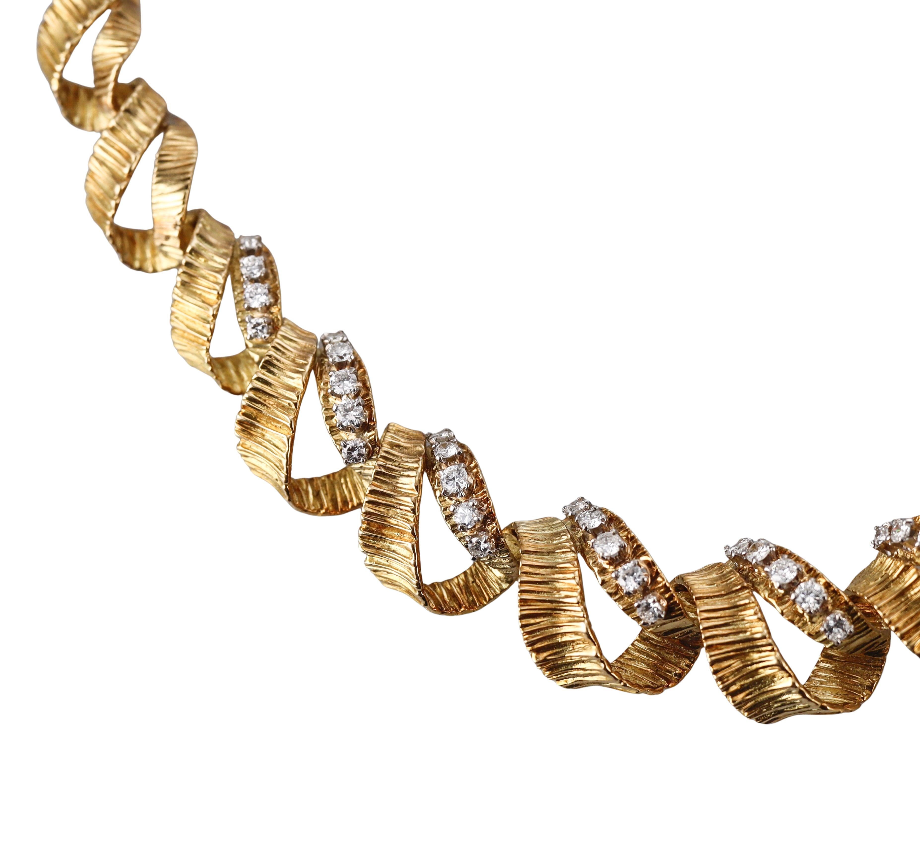 Taille ronde Collier en or jaune à motif torsadé et diamants des années 1970 en vente