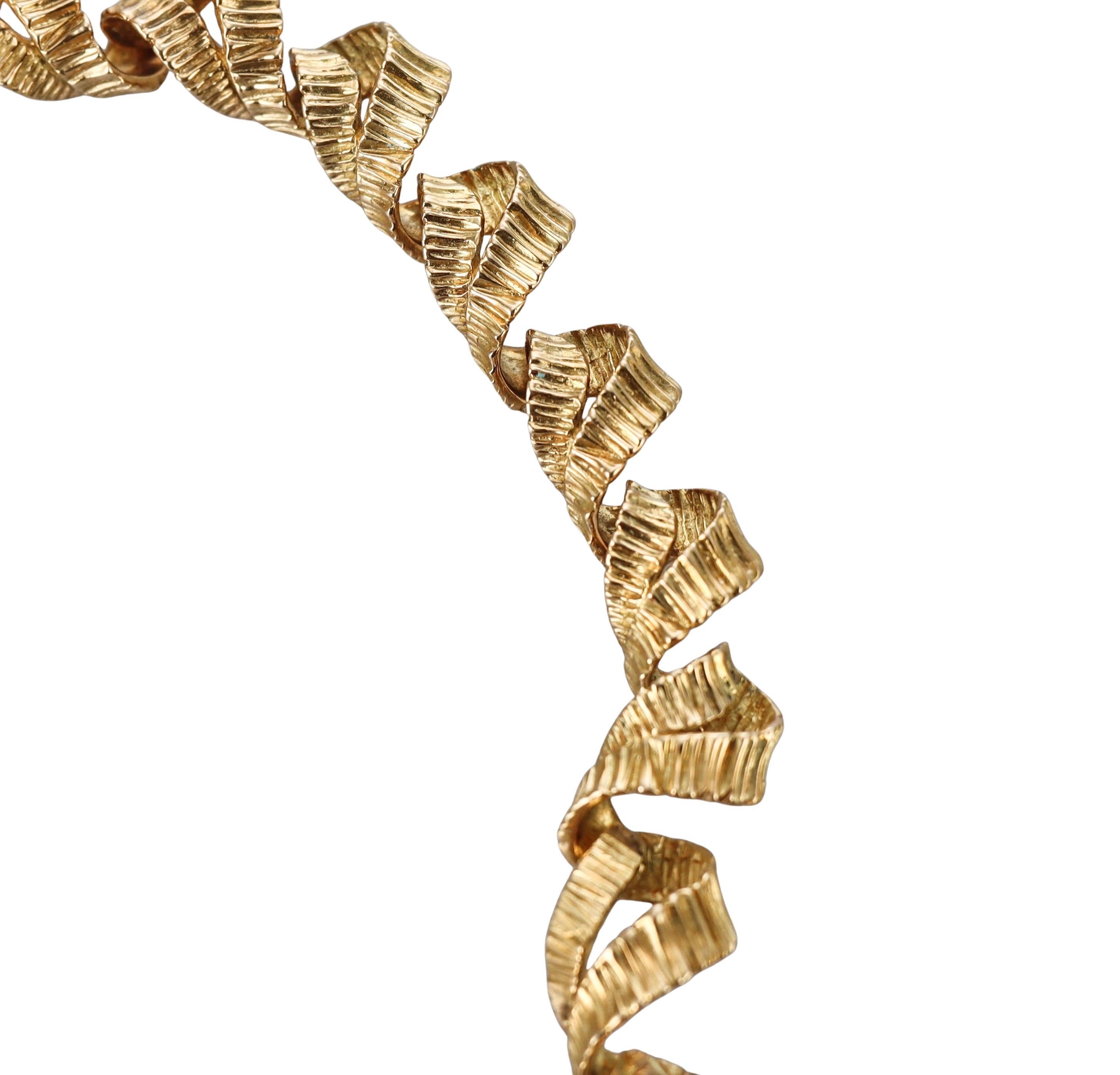 Collier en or jaune à motif torsadé et diamants des années 1970 Excellent état - En vente à New York, NY