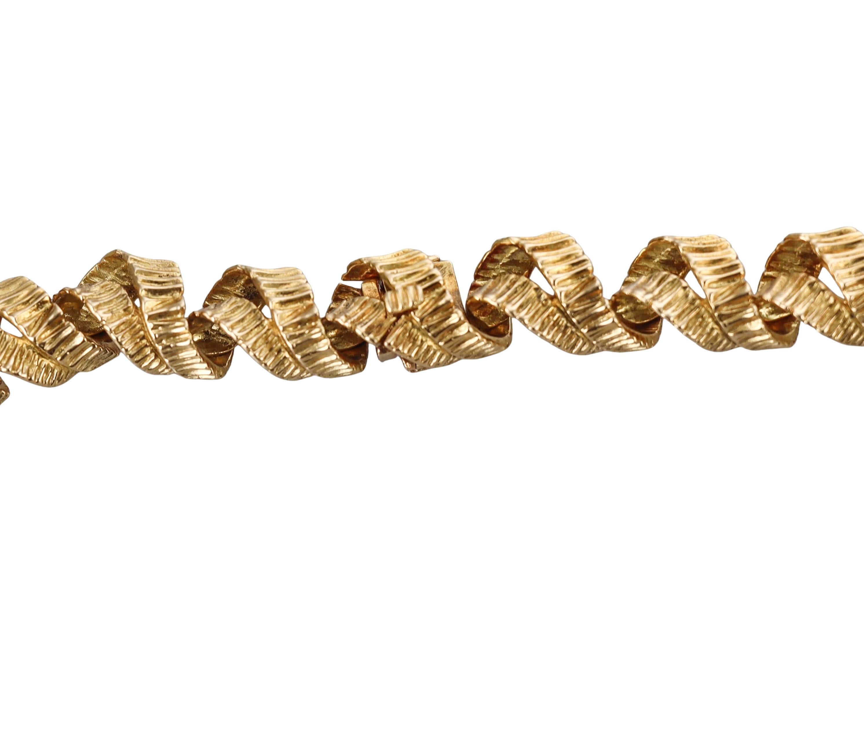 Collier en or jaune à motif torsadé et diamants des années 1970 Pour femmes en vente
