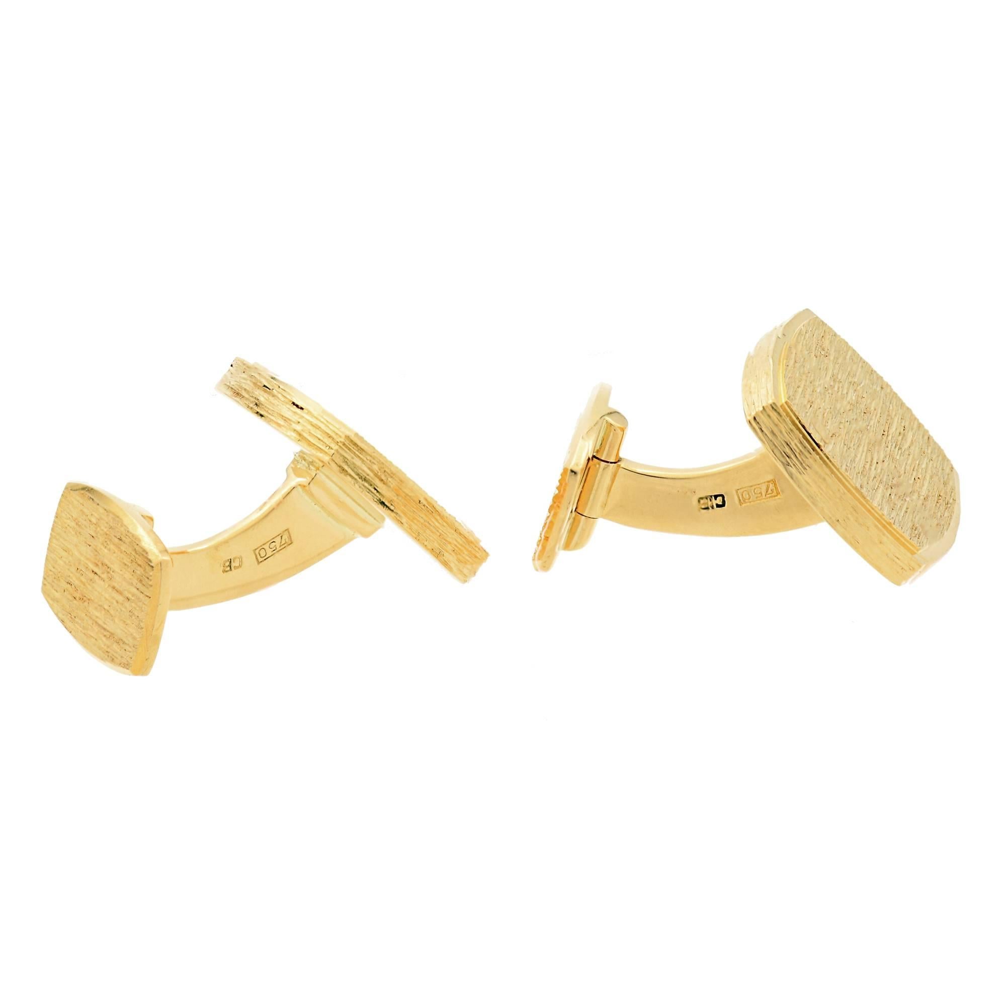 Vintage heavy 18k yellow gold double sided clip back cufflinks. Thick textured fronts.

18k yellow gold
Tested: 18k
Stamped: 750
Hallmark: CB
27.7 grams
Top to bottom: 16.42mm or .65 inch
Width: 16.42mm or .65 inch
Depth: 4.42mm

