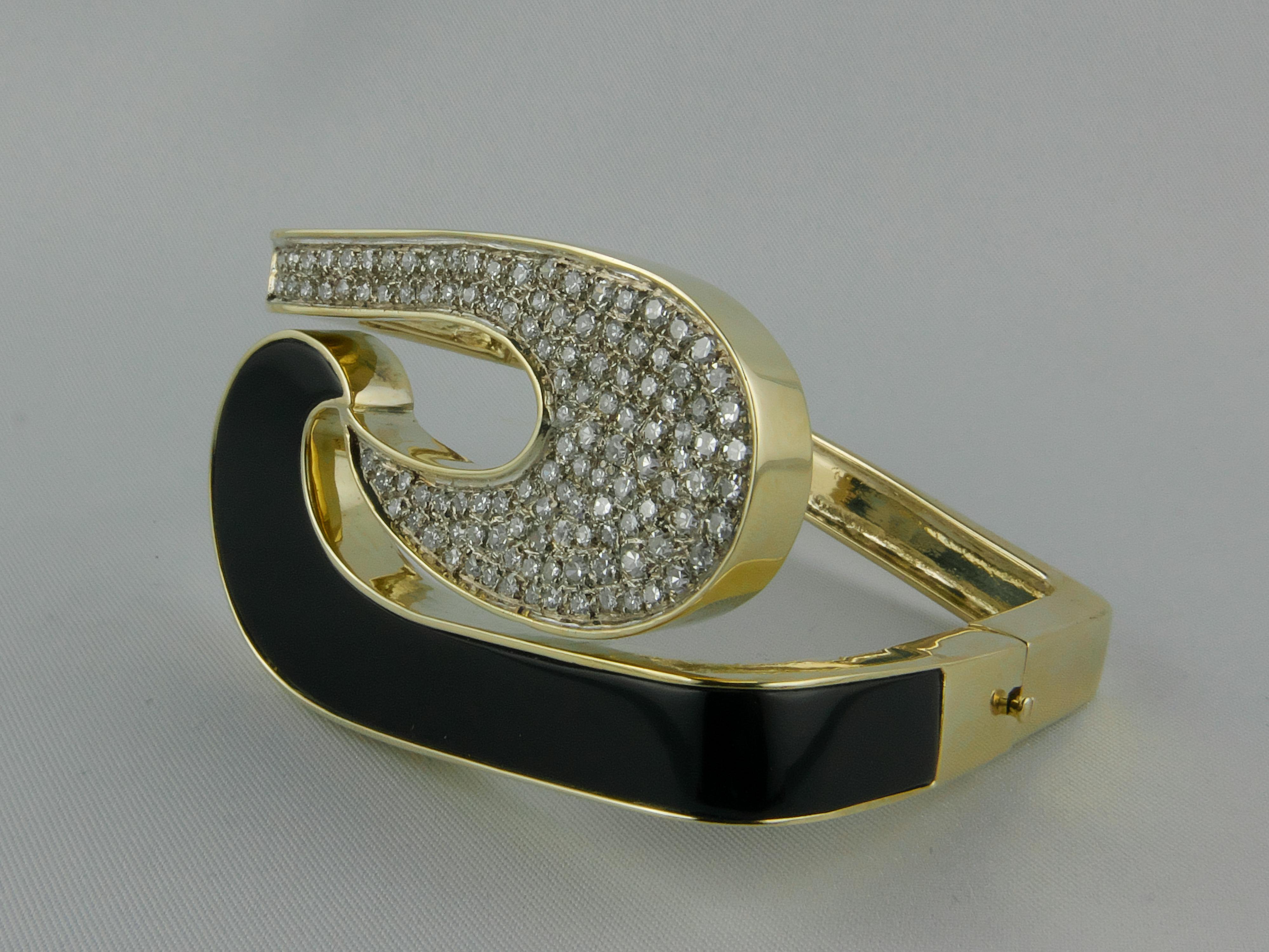 This stylish and glamourous 1970s Bracelet is finely crafted in 14k Yellow Gold with an Onyx insert and a  Diamond pavé set with approx. 4.5 cts  in a sculptural contrarié design. The Onyx  gives a sleek and sophisticated look to this