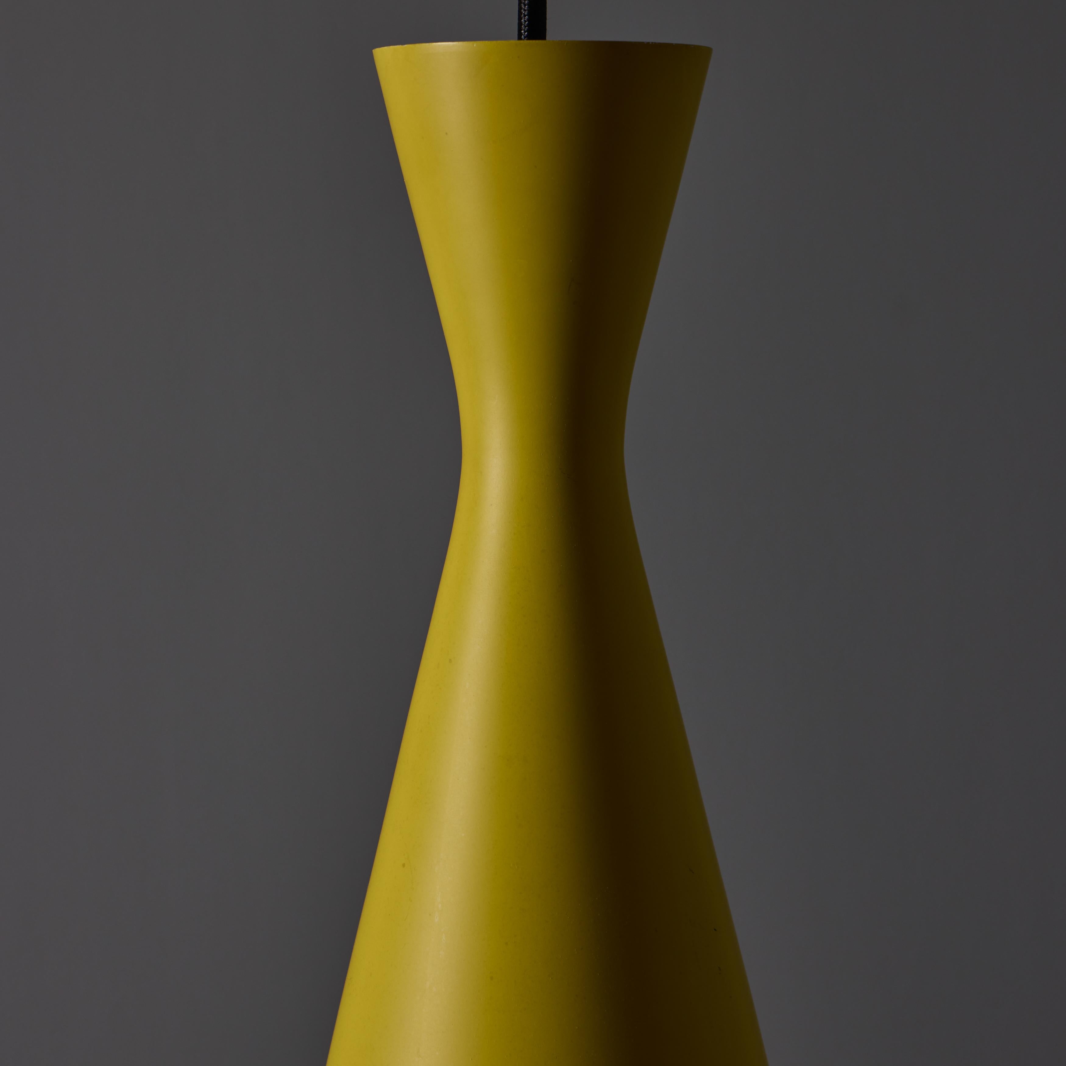 Lampada a sospensione Diabolo in metallo giallo degli anni '70 attribuita a Stilnovo in vendita 2