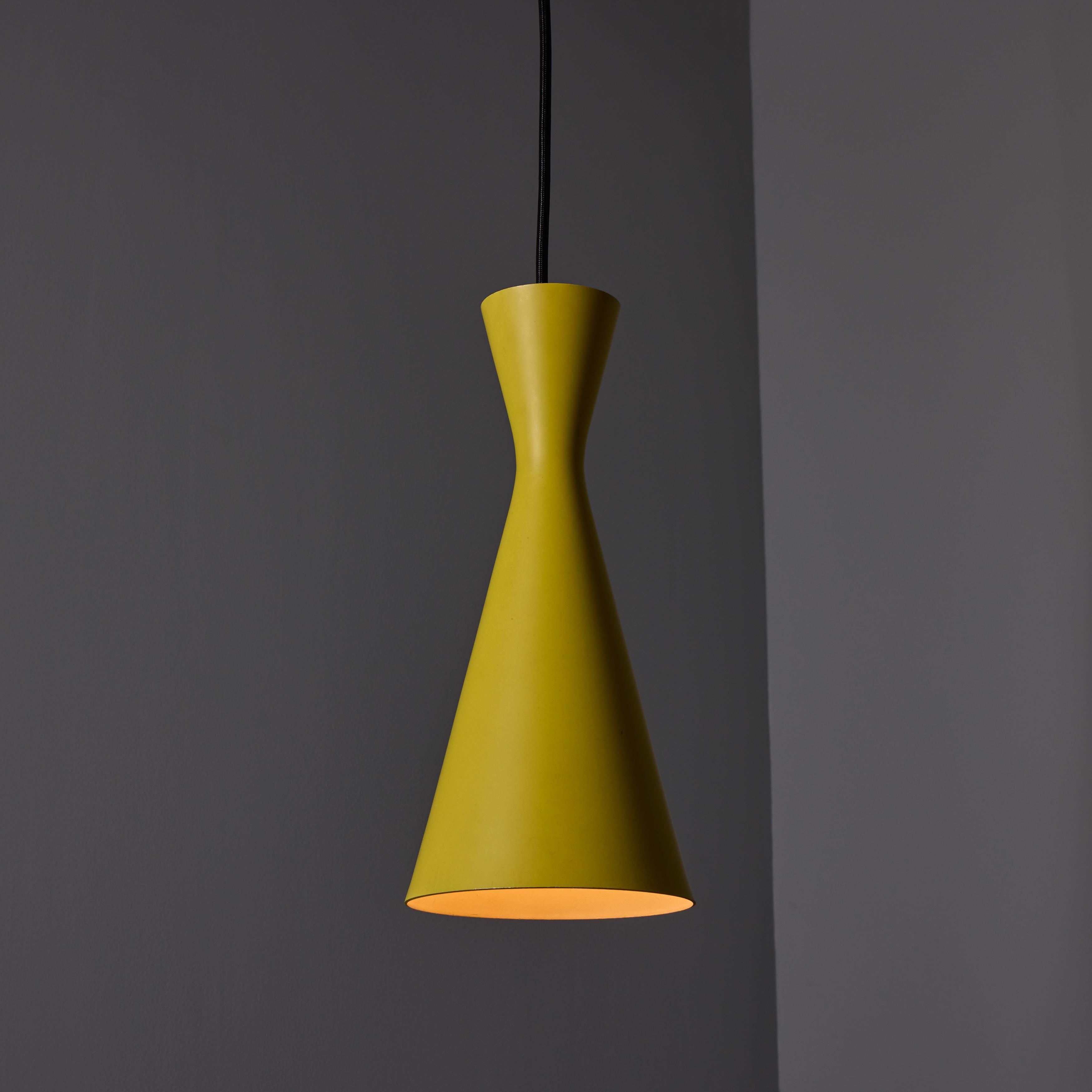 Mid-Century moderno Lampada a sospensione Diabolo in metallo giallo degli anni '70 attribuita a Stilnovo in vendita
