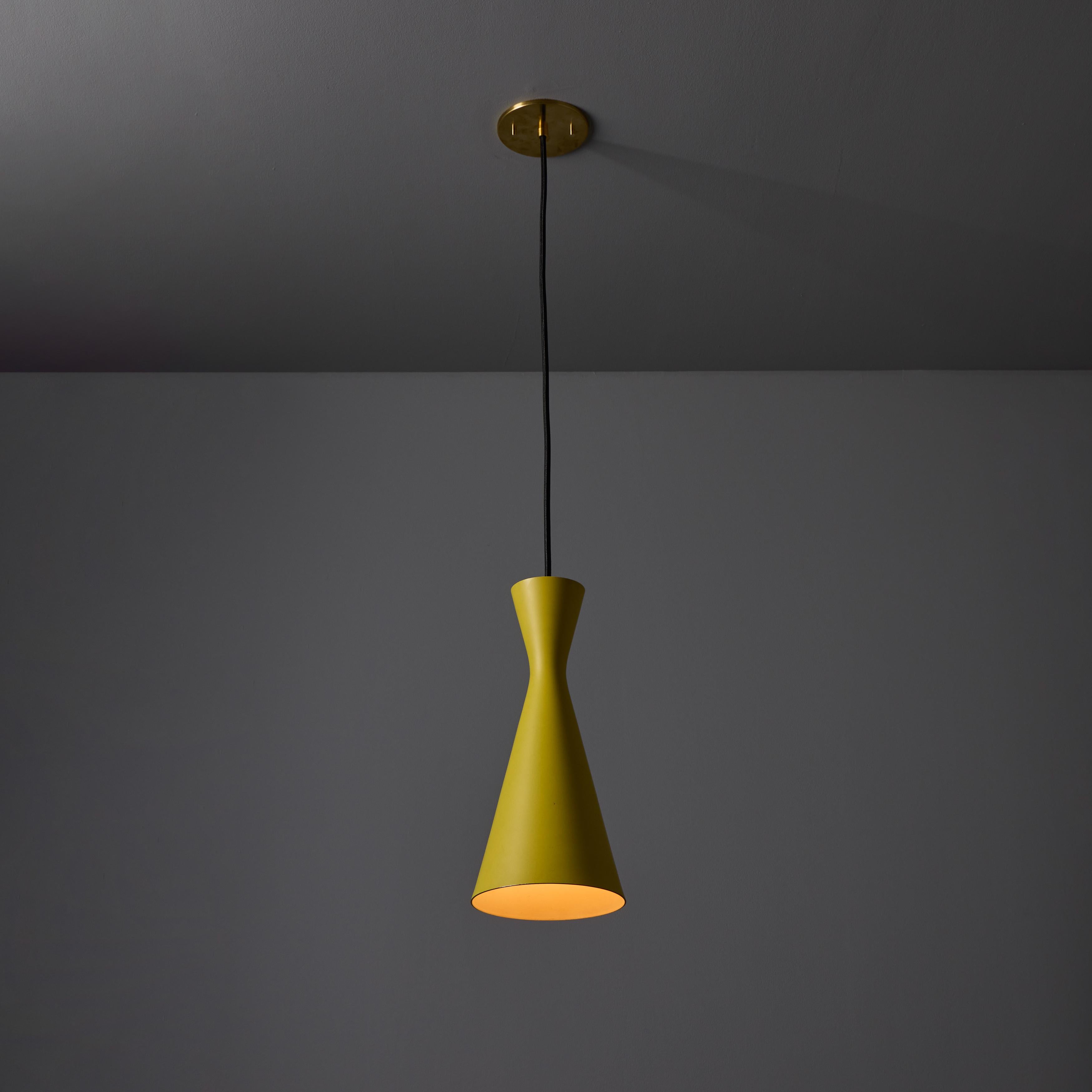 Italiano Lampada a sospensione Diabolo in metallo giallo degli anni '70 attribuita a Stilnovo in vendita