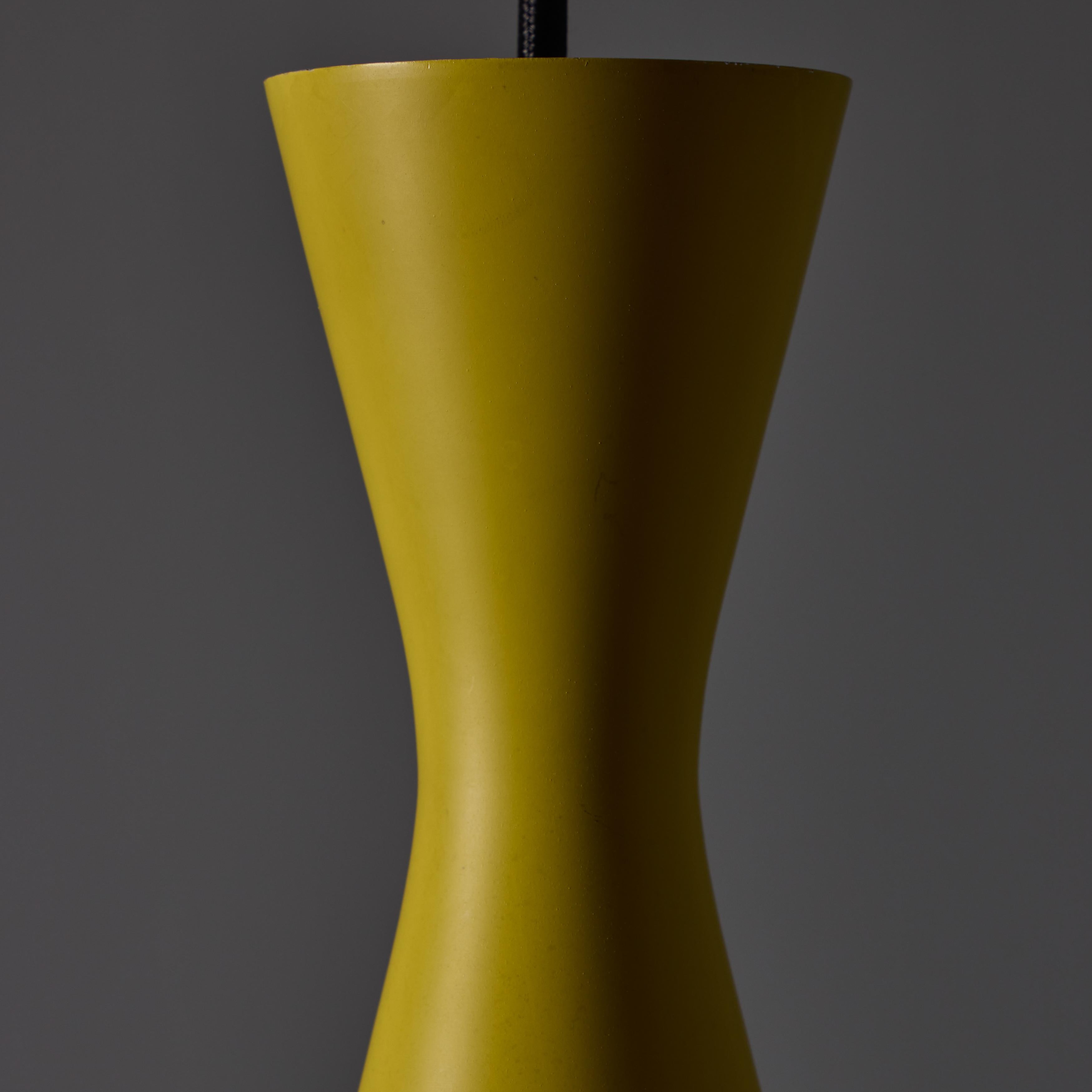Lampada a sospensione Diabolo in metallo giallo degli anni '70 attribuita a Stilnovo in vendita 1