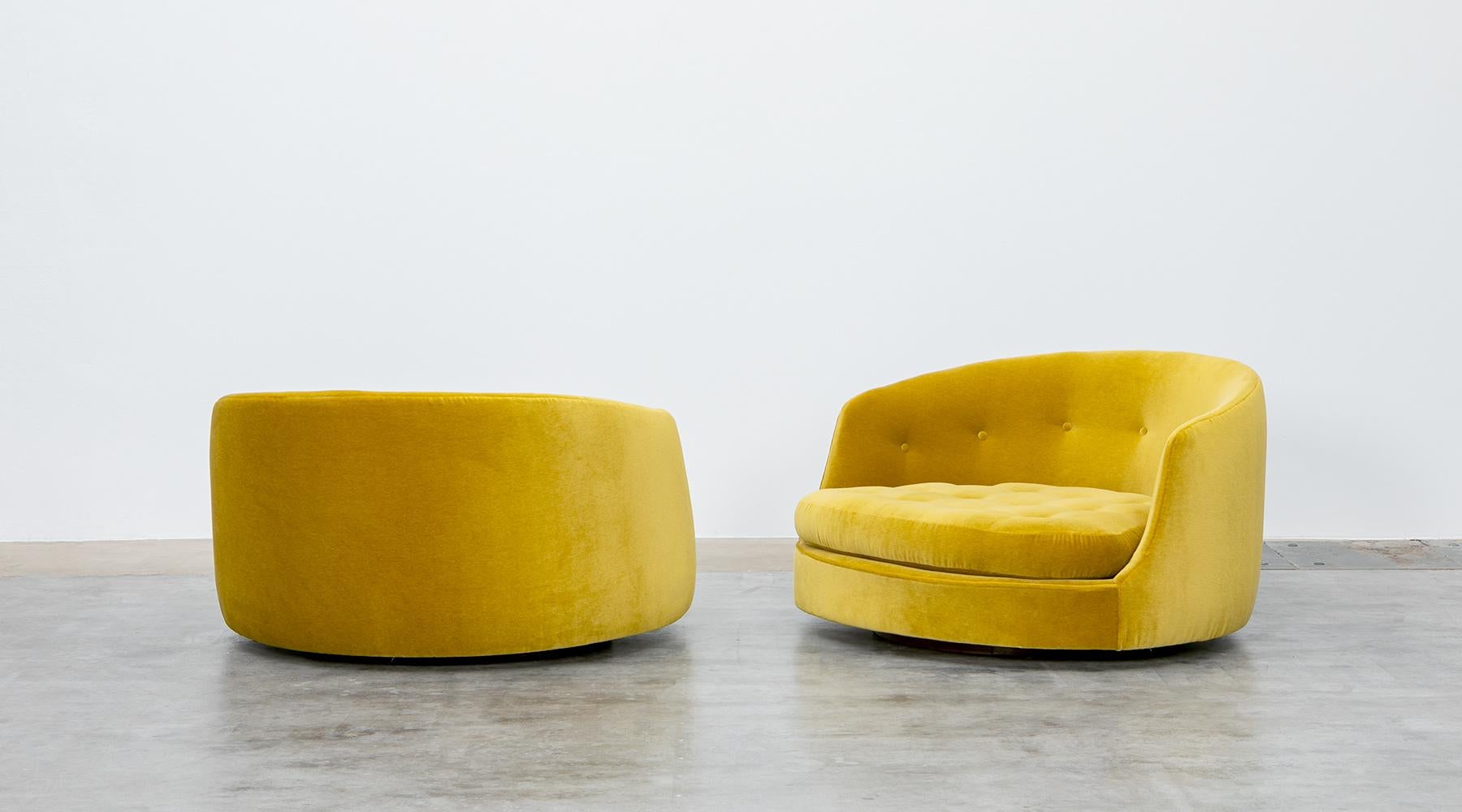 Pair of swivel lounge chairs, new upholstery (Creations Metaphores) by Milo Baughman, USA, 1970.

Inviting pair of matching swivel chairs by American modernist Milo Baughman. Its wide and organic shape is matched with a high-quality new upholstery