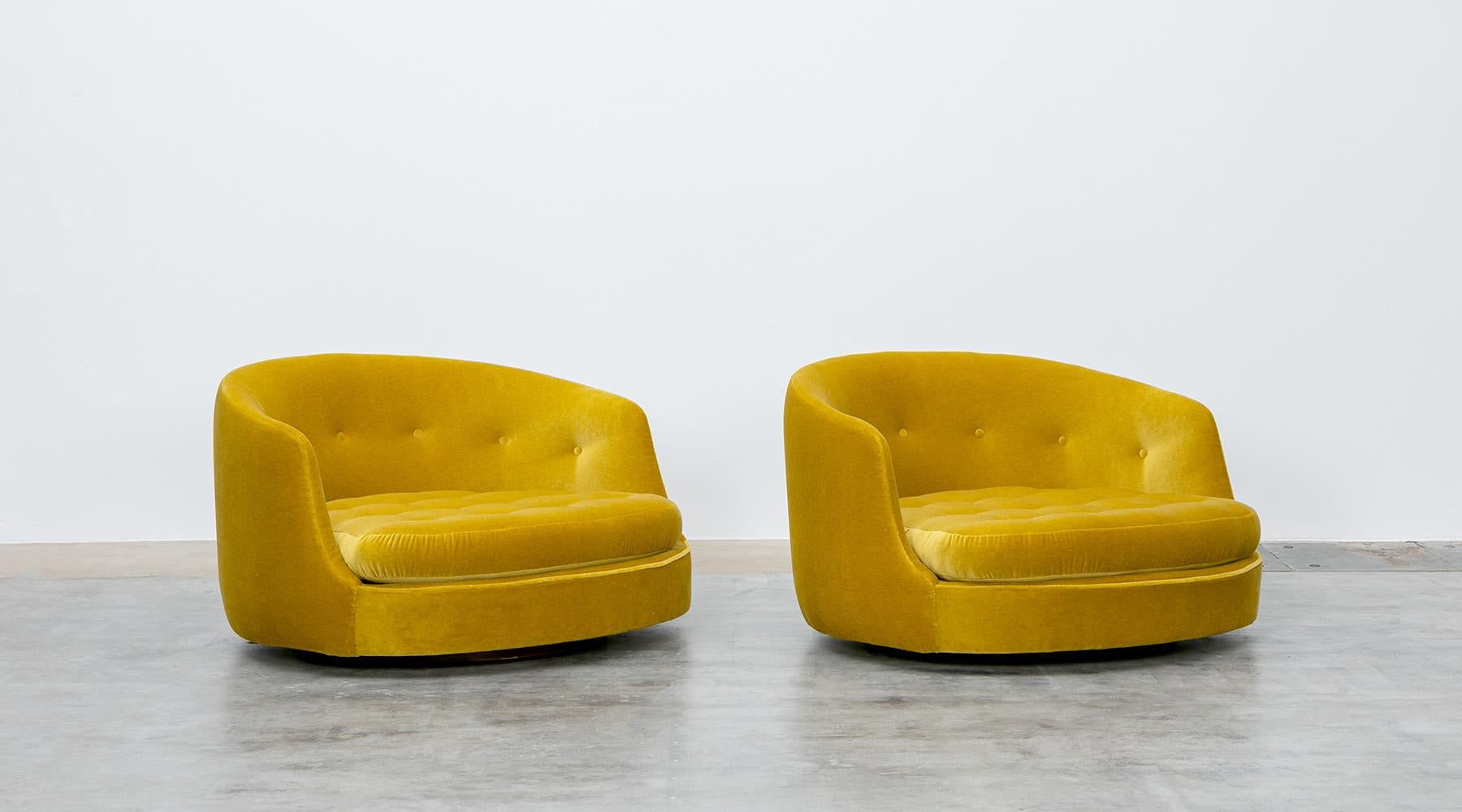 1970s Yellow New Upholstery Pair of Swivel Lounge Chair by Milo Baughman In Good Condition In Frankfurt, Hessen, DE