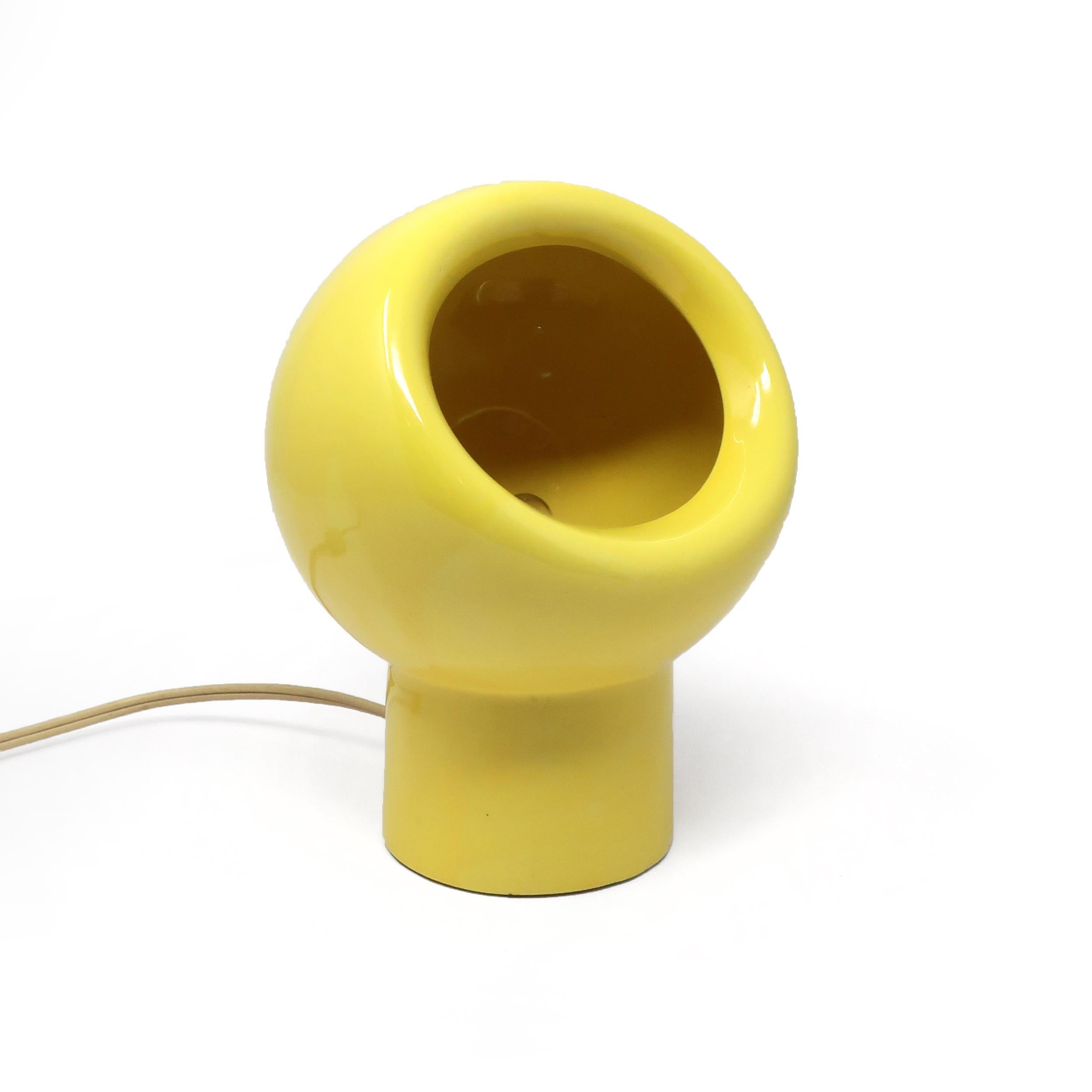 A very cool Mid-Century Modern ceramic eyeball table lamp in a bright yellow. Takes a single bulb and switch is on the cord. In good vintage condition with wear consistent with age and use.
Measures:
5.5