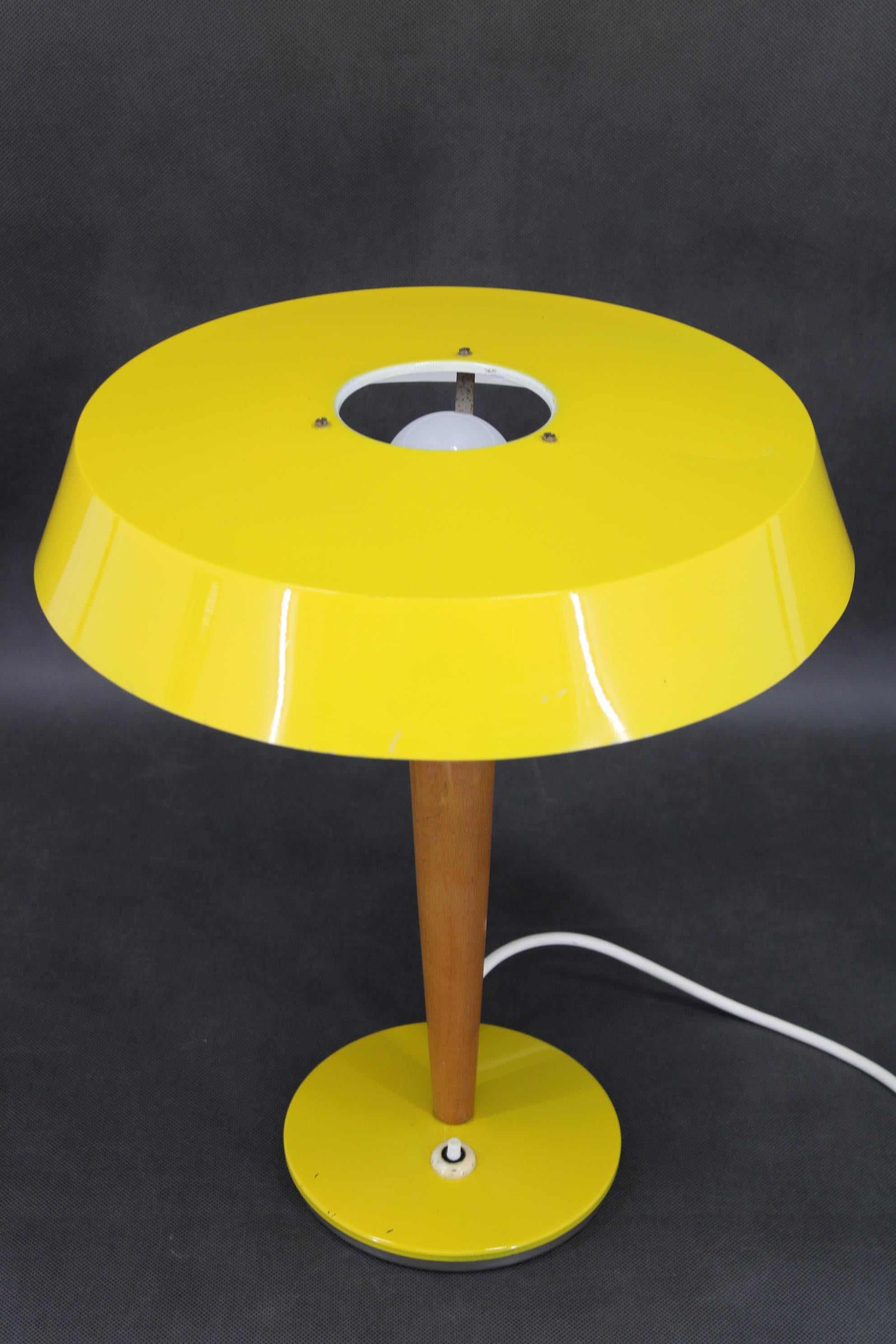 Lámpara de mesa amarilla de los años 70 de Kamenicky Senov , Checoslovaquia Moderno de mediados de siglo en venta