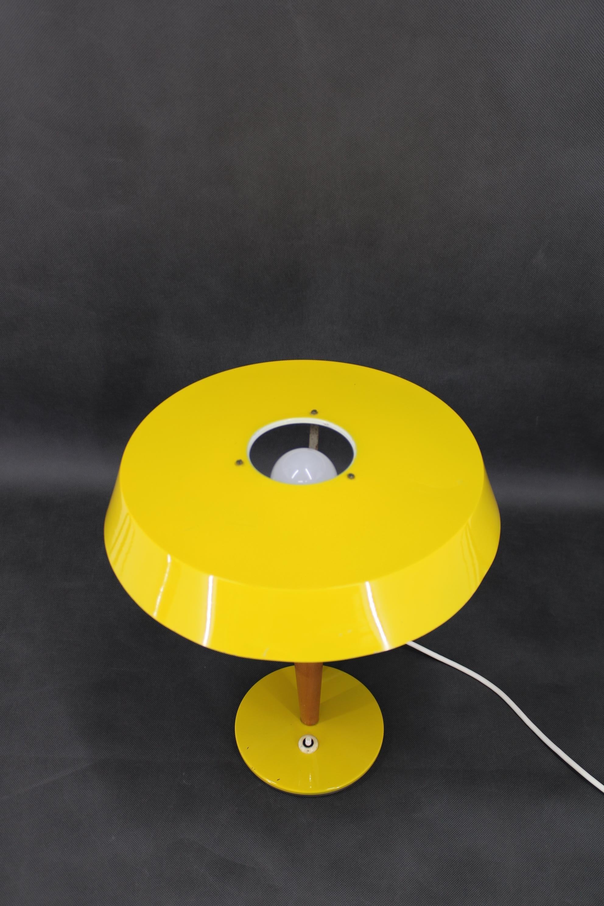 Lámpara de mesa amarilla de los años 70 de Kamenicky Senov , Checoslovaquia en Bueno estado para la venta en Praha, CZ
