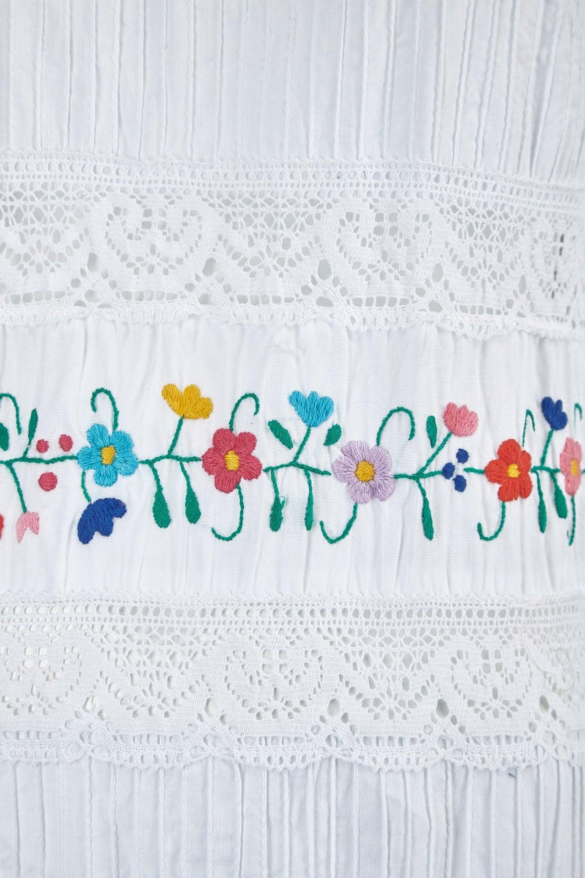 1970er Yolanda Floral besticktes mexikanisches Hochzeitskleid mit Blumenstickerei Damen im Angebot
