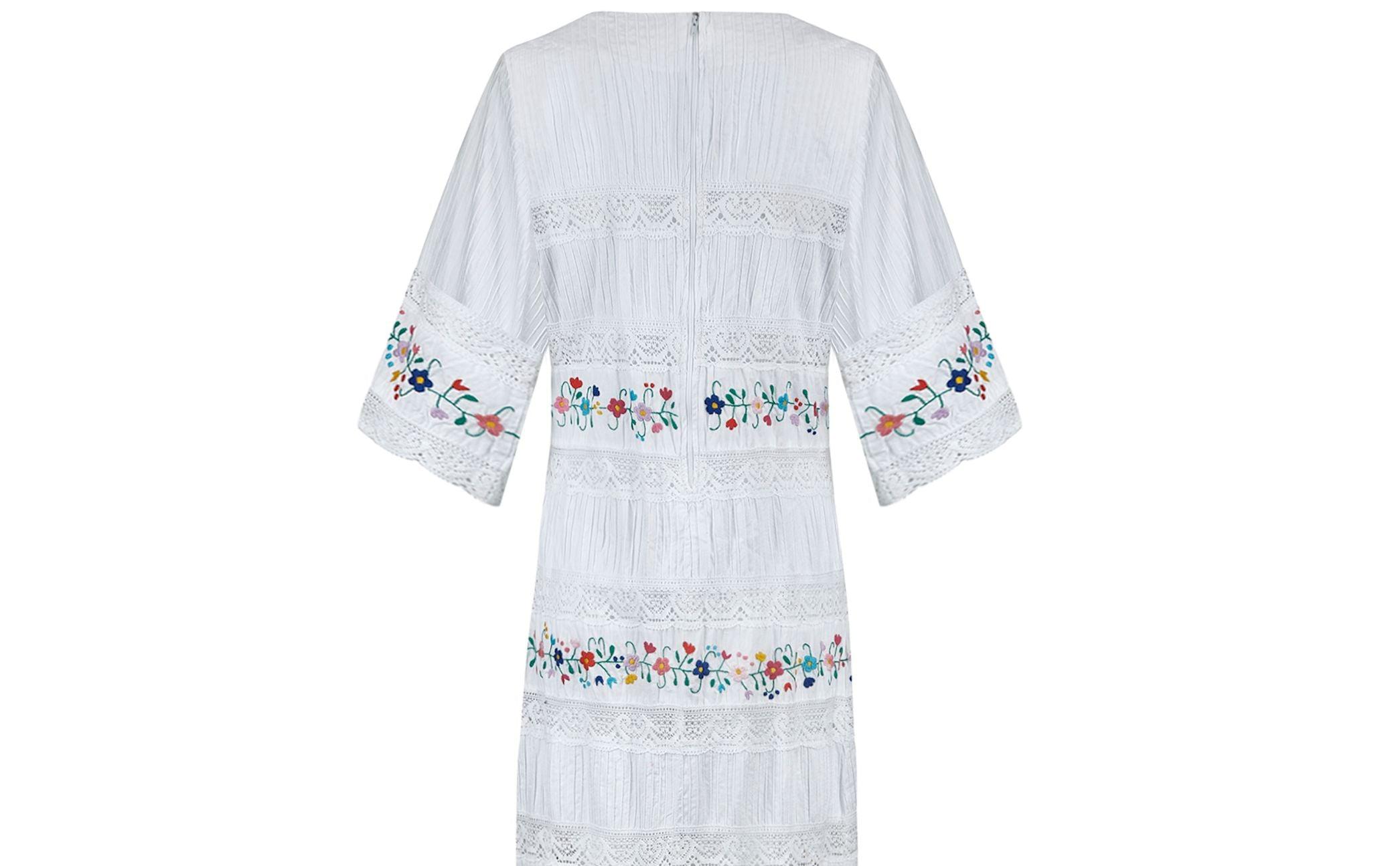 De las mujeres Vestido de novia mexicano con bordado floral Yolanda, años 70 en venta