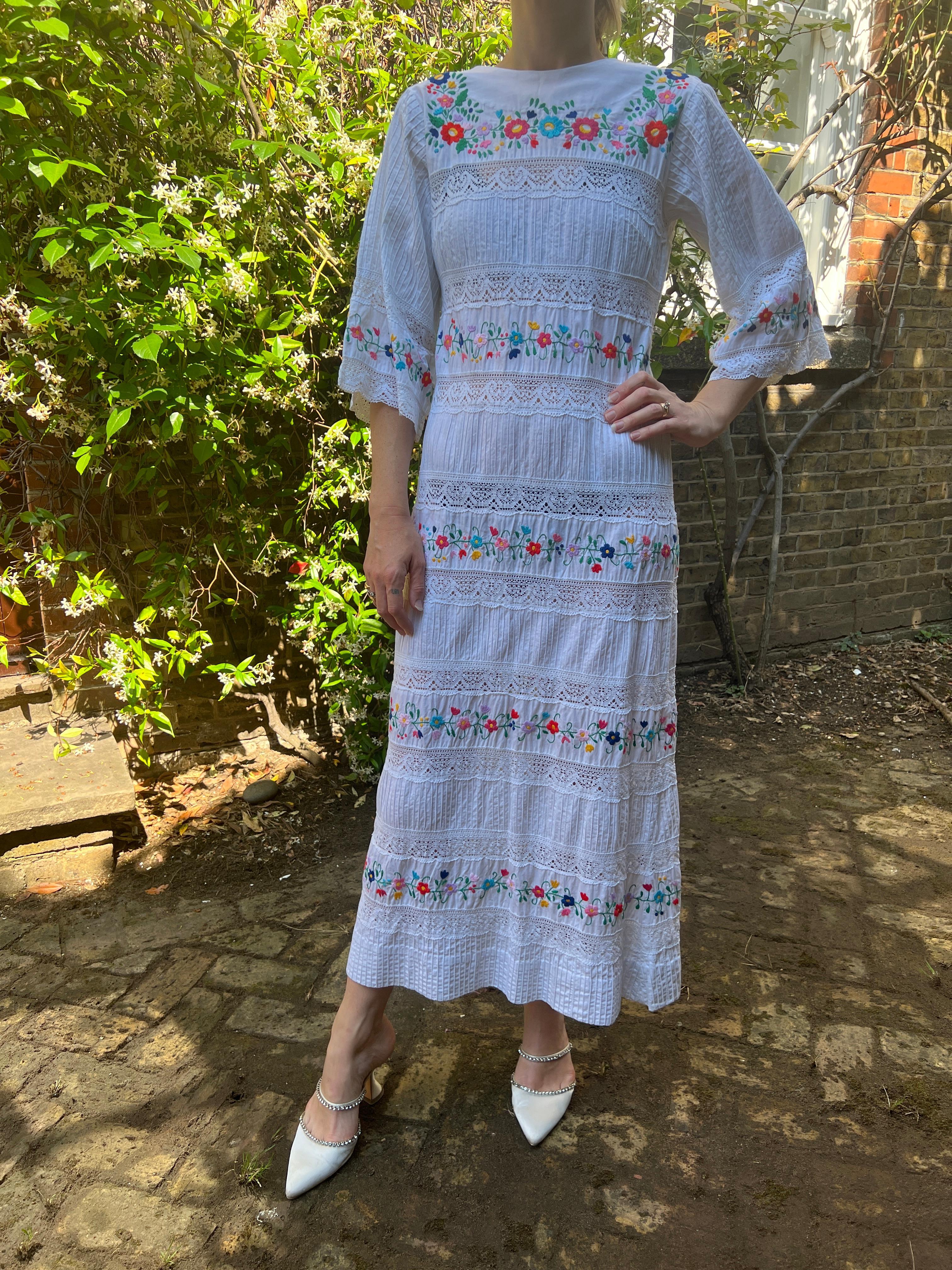 Vestido de novia mexicano con bordado floral Yolanda, años 70 en venta 1