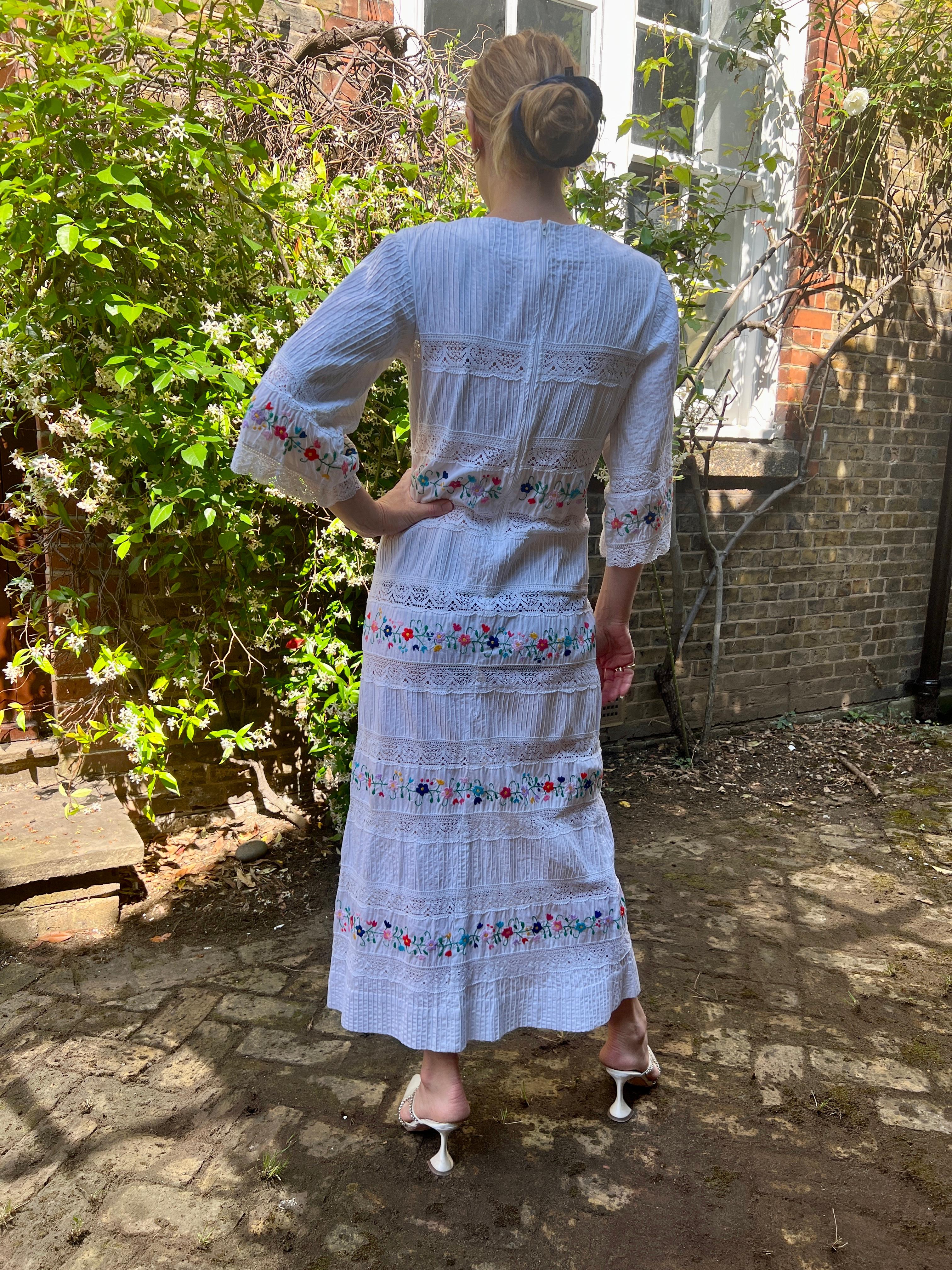 Vestido de novia mexicano con bordado floral Yolanda, años 70 en venta 2