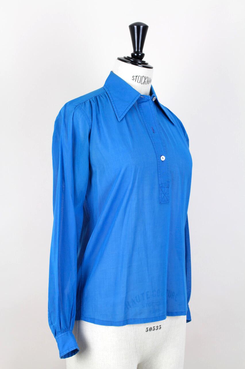 Chic 1970s Yves Saint Laurent Rive Gauche signature azure blue blouse. The slim fit design comes in a lightweight cotton that is slightly transparent. It feels stupendous on - light and easy. Remembers me of Jane Birkin’s style at that time...

The