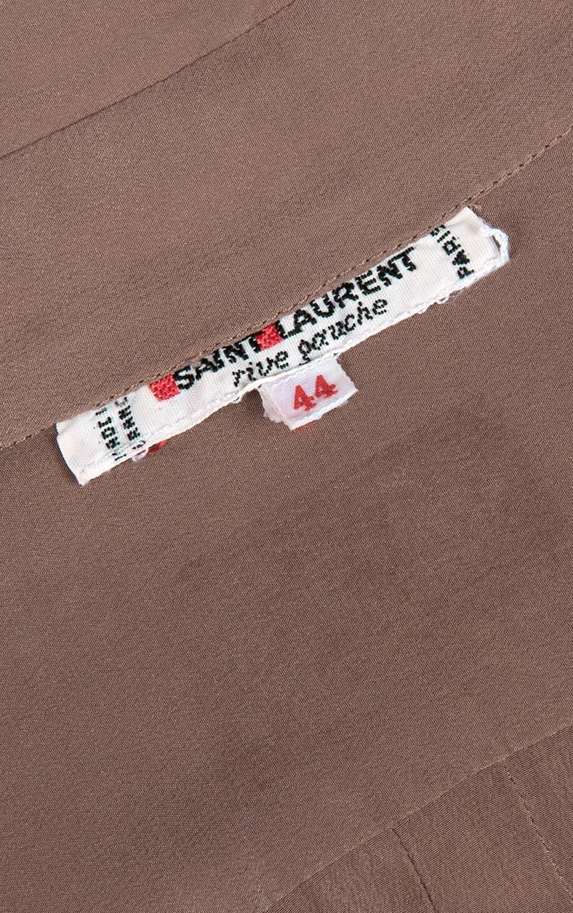 1970er YSL Yves Saint Laurent Taupe Seidenoberteil plissiert vorne & hinten im Angebot 5