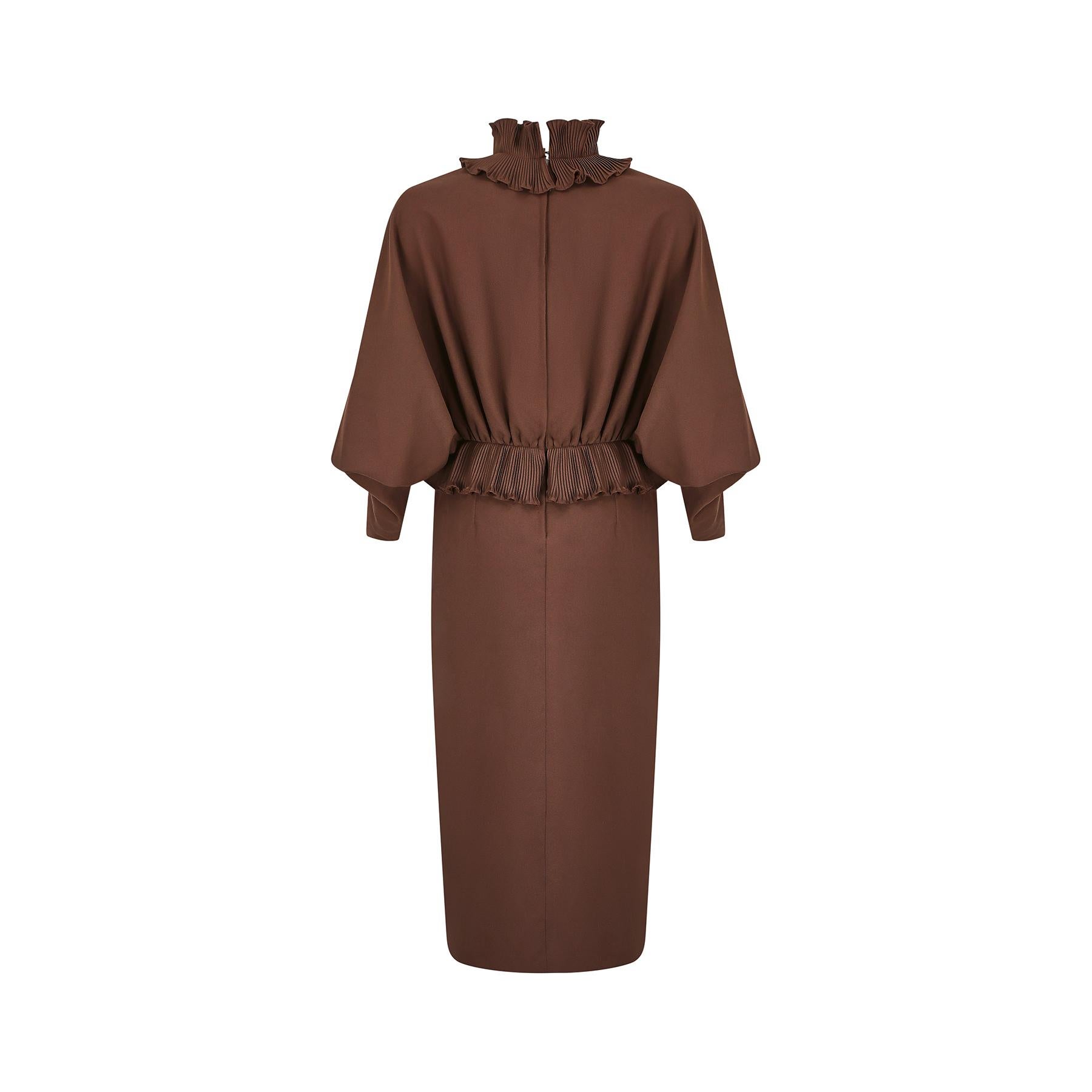 1970er Yuki für Rembrandt Braunes Jersey-Kleid mit Batwing-Ärmeln im Zustand „Hervorragend“ im Angebot in London, GB