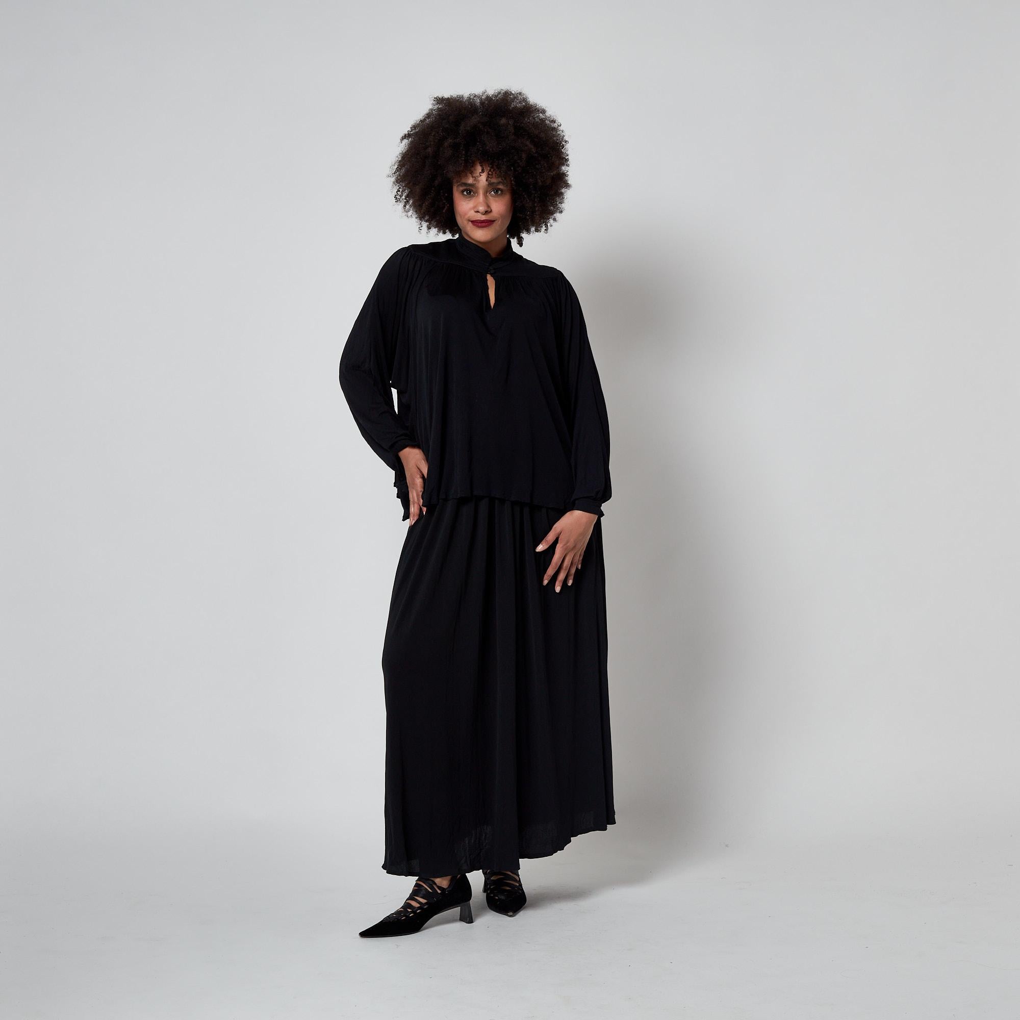 Tuta anni '70 Yuki Gnyuki Torimaru in seta nera con top a pipistrello e maxi gonna in vendita 5