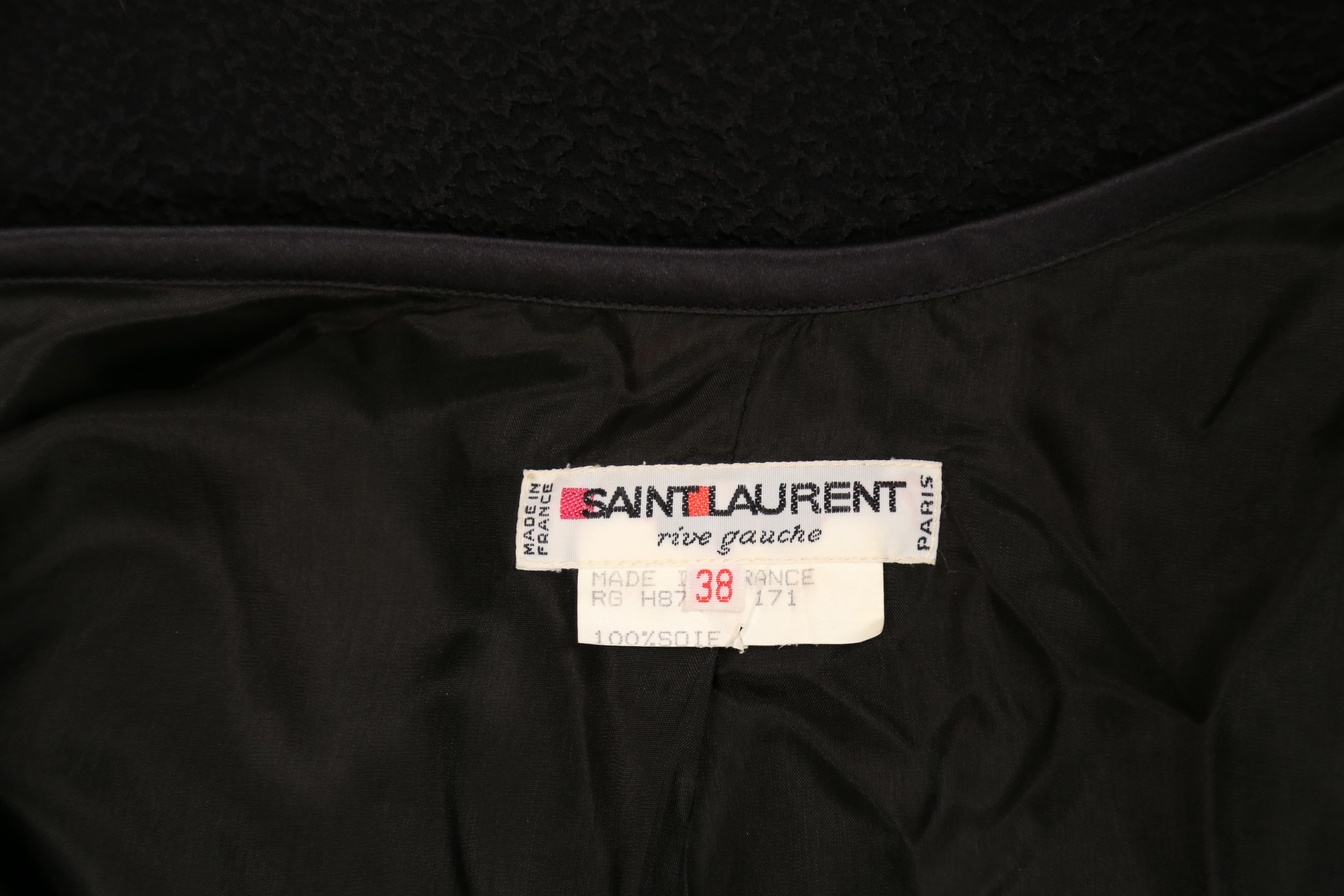 1970 - Yves Saint Laurent - Robe en soie noire bordée de plumes de marabout en vente 1