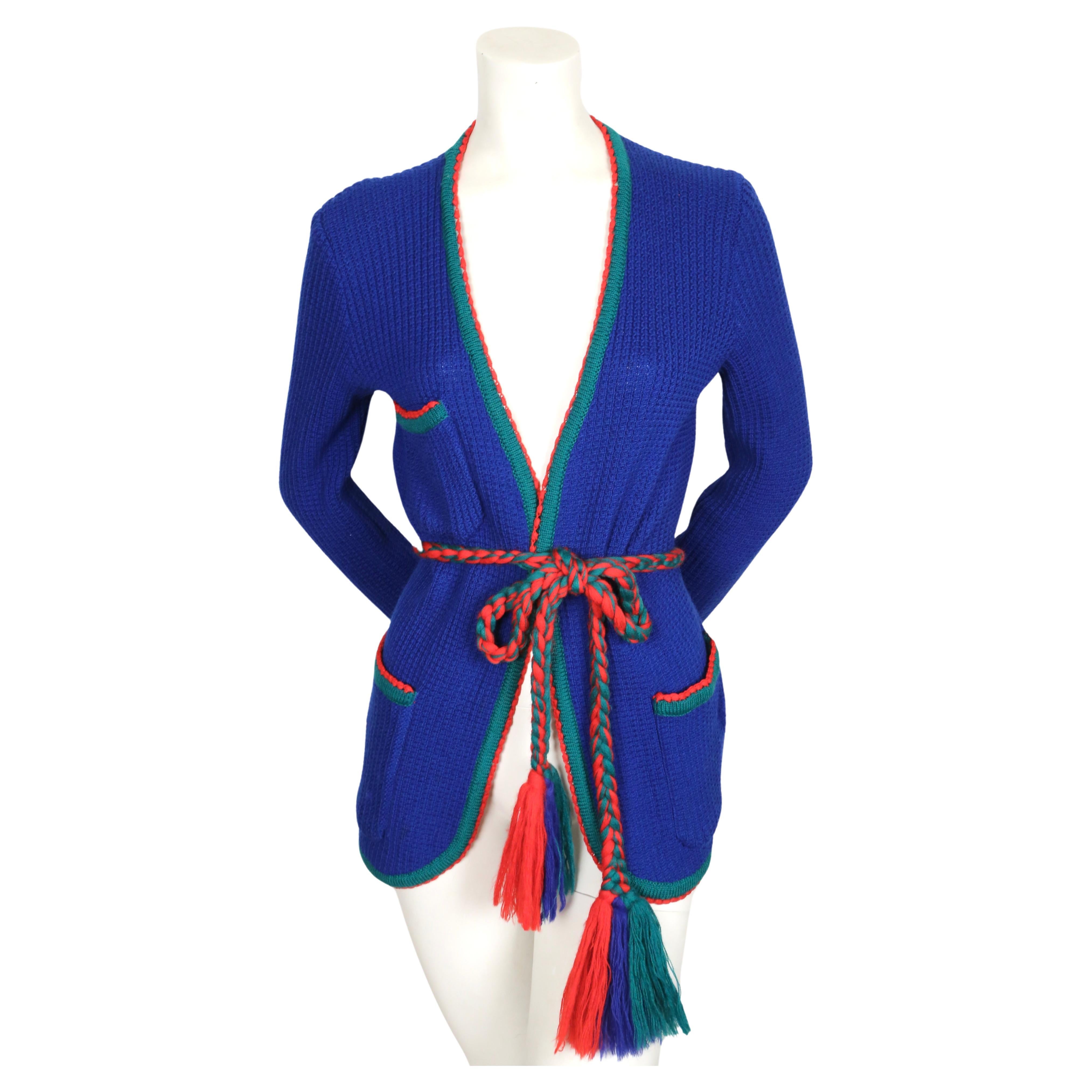 Pull cardigan côtelé bleu YVES SAINT LAURENT des années 1970 avec ceinture tressée en vente