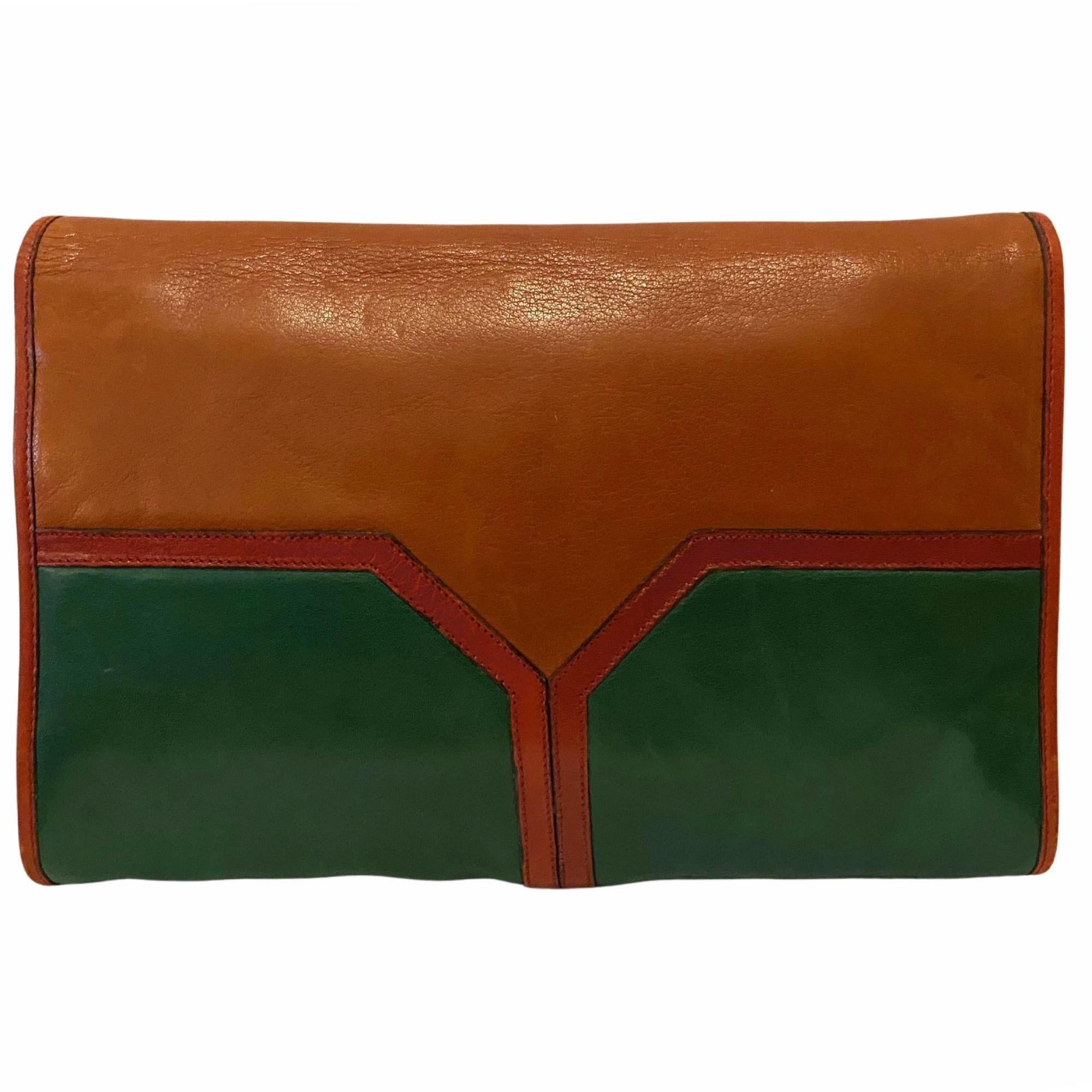 Le glamour audacieux des années 1970 d'Yves Saint Laurent se retrouve dans cette authentique pochette en cuir coloré Rive Gauche, véritable pièce maîtresse de l'époque des célèbres Ballets Russes du légendaire créateur. En cuir souple marron, vert