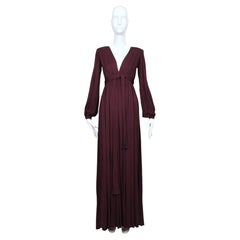 Robe en jersey prune profond, décolleté plongeant et ceinture, Yves Saint Laurent, années 1970