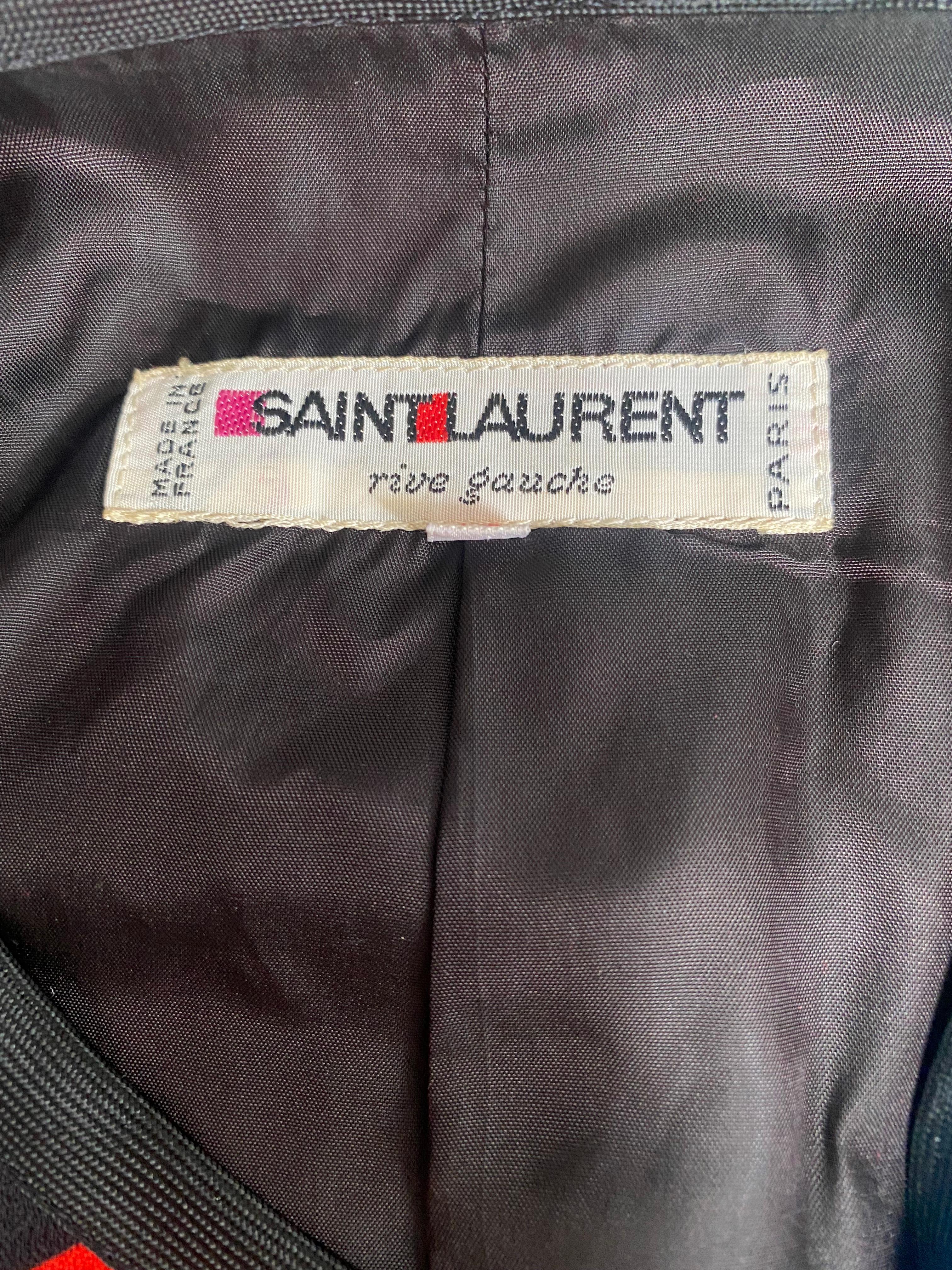 1979 Yves Saint Laurent Dokumentierte Seidenjacke mit Muscheldruck und Muschelmuster im Angebot 1