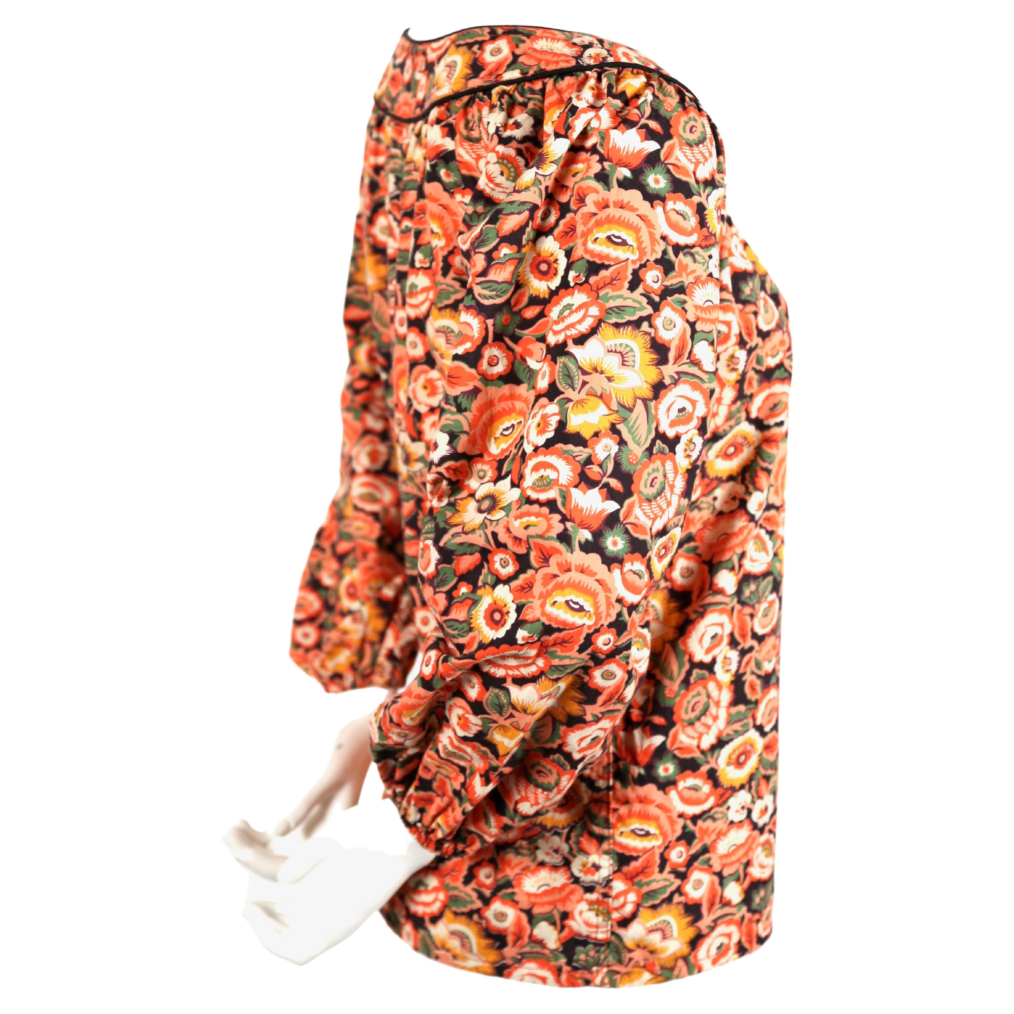 1970er Jahre YVES SAINT LAURENT Bauerntop aus Baumwolle mit Blumendruck (Orange) im Angebot