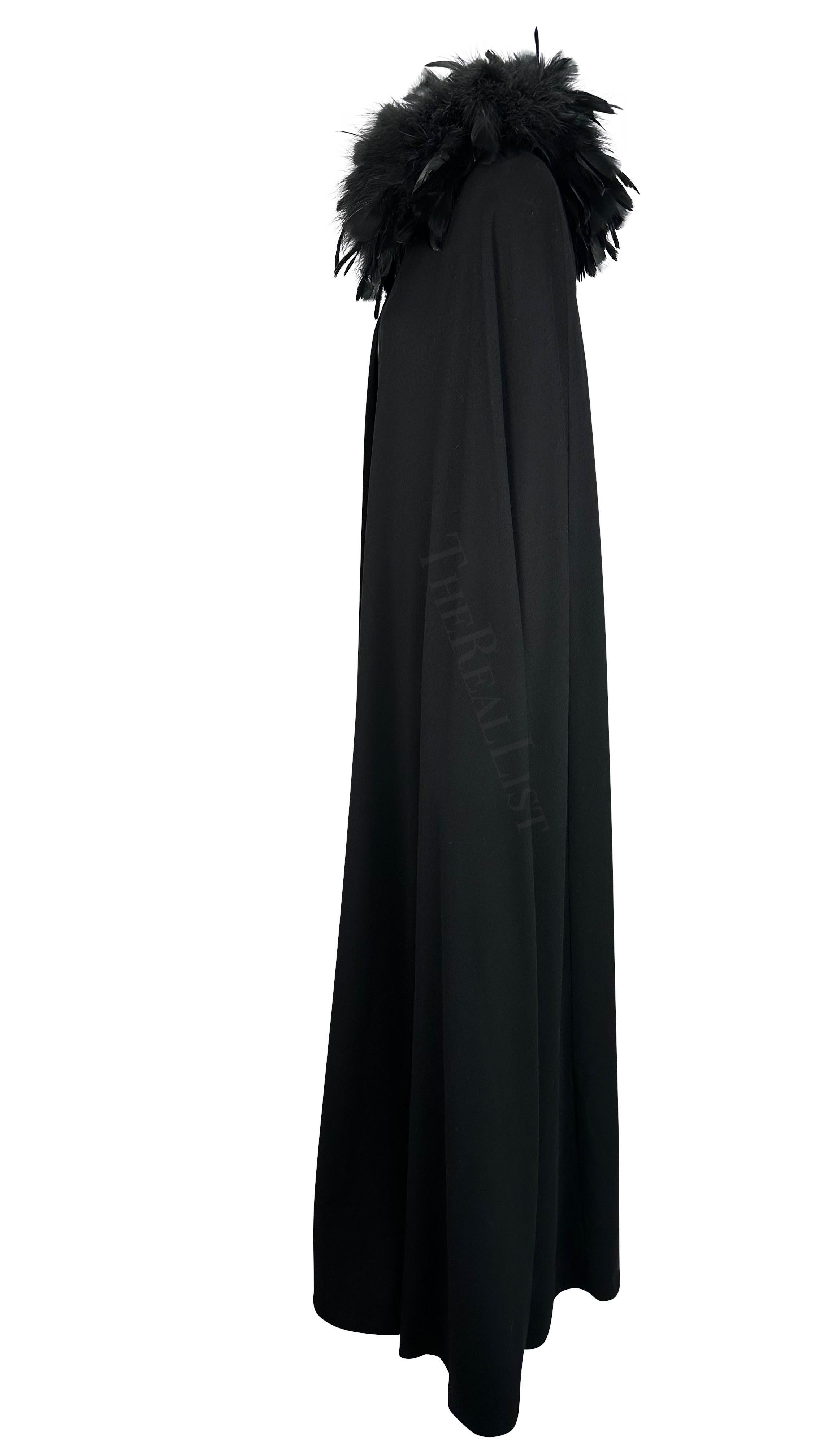 Yves Saint Laurent Haute Couture degli anni '70 con bordo in piuma e maxi mantello in lana nera In condizioni buone in vendita a West Hollywood, CA