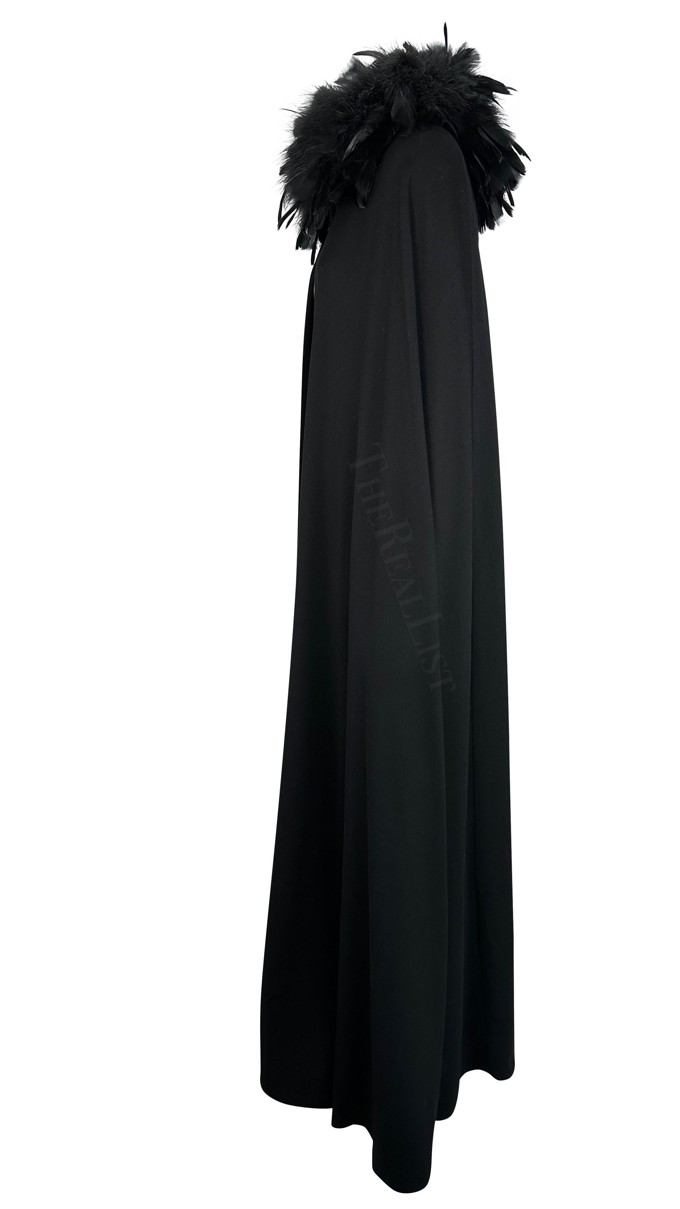 1970er Jahre Yves Saint Laurent Haute Couture Federbesatz Schwarzer Maxi-Wollumhang für Damen oder Herren im Angebot