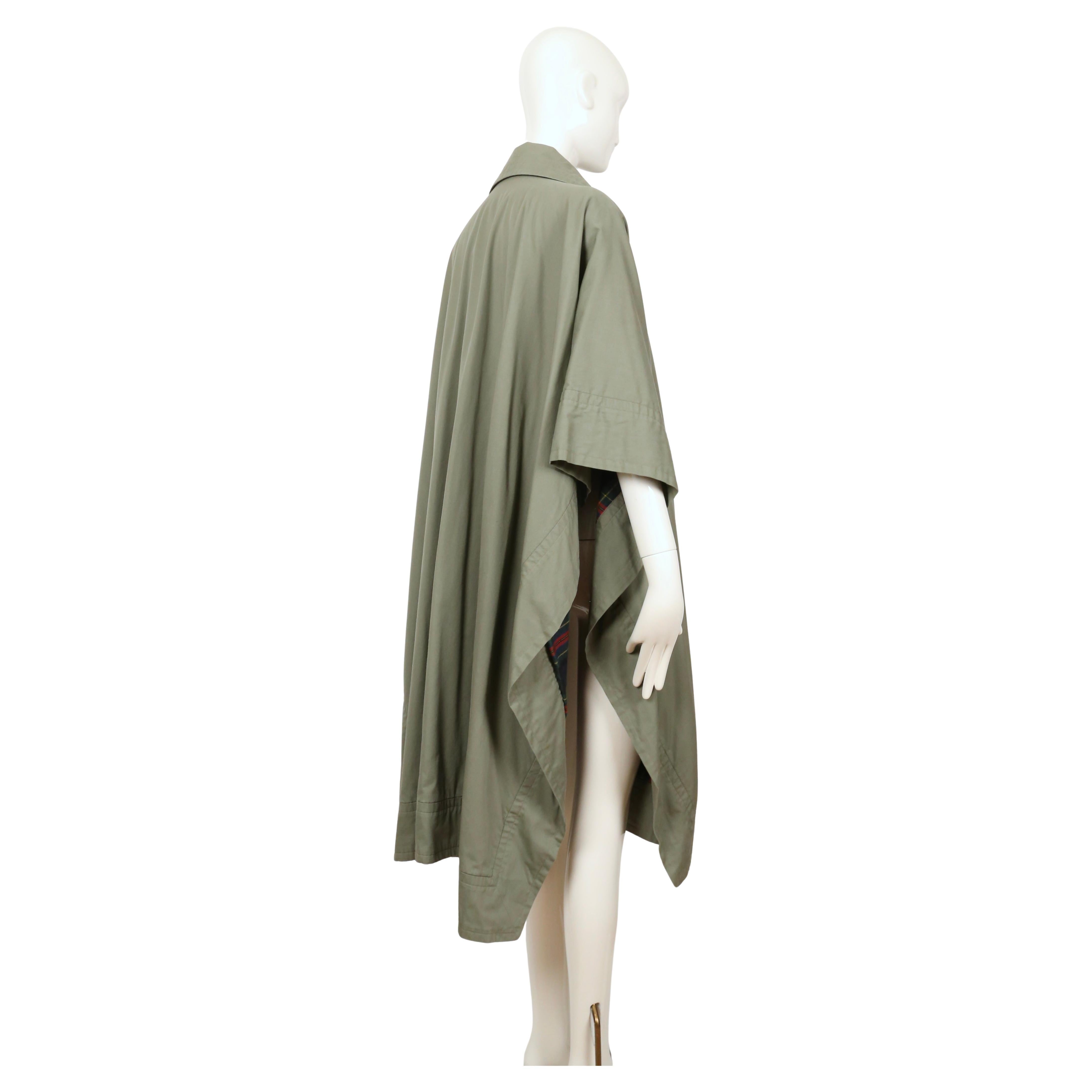 1970's YVES SAINT LAURENT khaki green cotton poplin cape with plaid lining In Good Condition For Sale In San Fransisco, CA